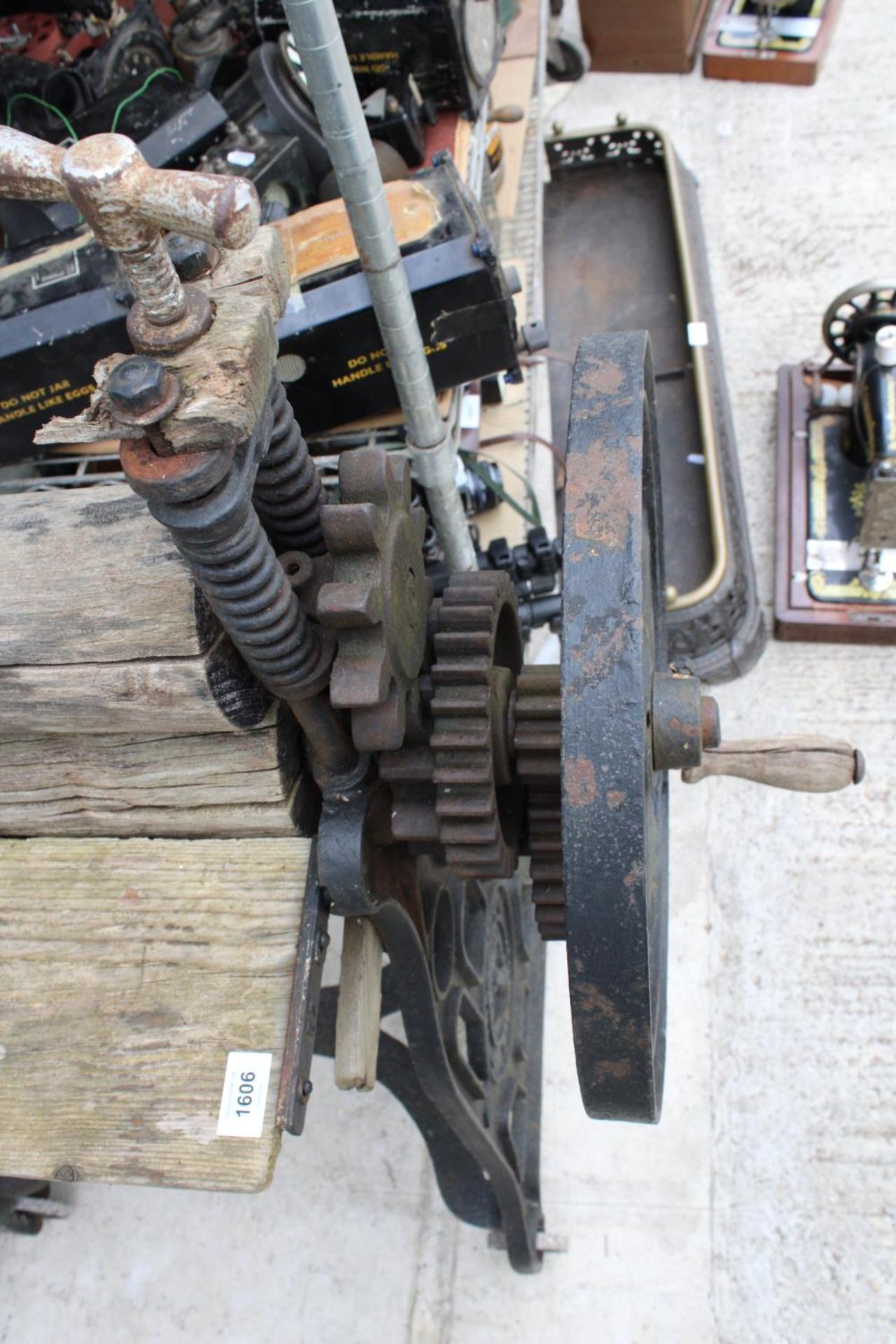 A VINTAGE CAST IRON AND WOODEN MANGLE BEARING THE NAME 'THE HERO MACHINE' - Image 5 of 5