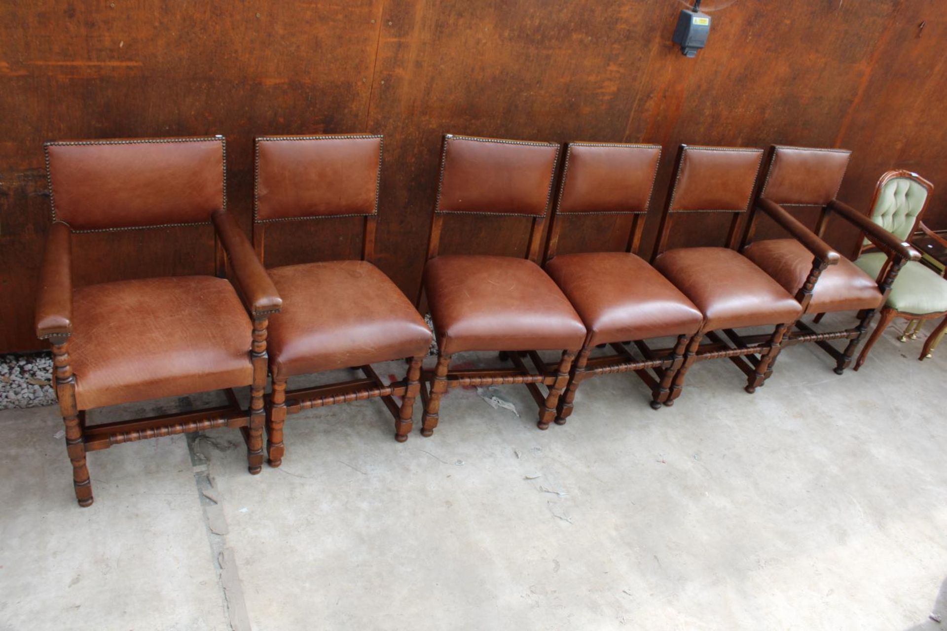 A SET OF 6 OAK JACOBEAN STYLE DINING CHAIRS WITH LEATHER SEATS AND LEATHER STUDDED BACKS ON TURNED