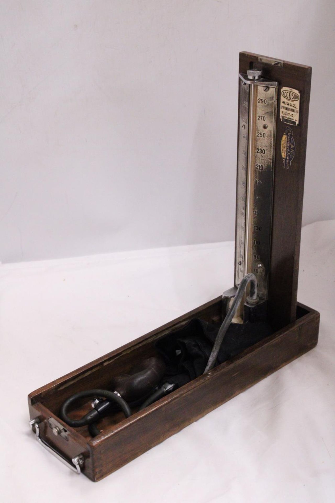 A VINTAGE BOXED BLOOD PRESSURE MACHINE BY ACCOSON