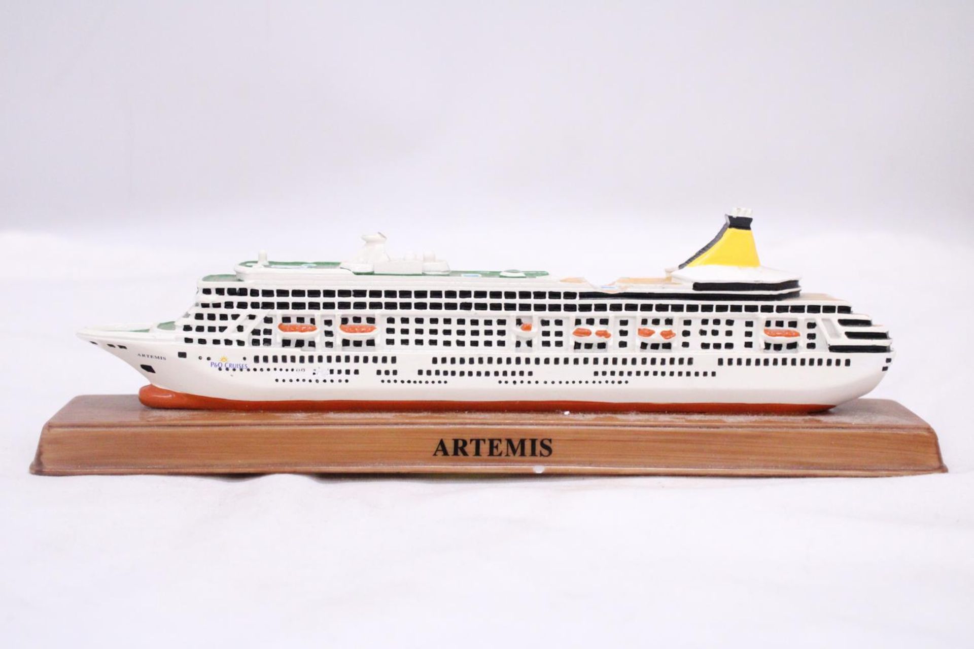 A HEAVY SOLID OCEAN LINER ON WOODEN STAND (ARTEMIS), LENGTH 26CM, HEIGHT 6CM - Image 4 of 6