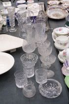 A QUANTITY OF GLASSWARE TO INCLUDE JUGS, VASES, BRANDY BALLOONS, TUMBLERS, ETC