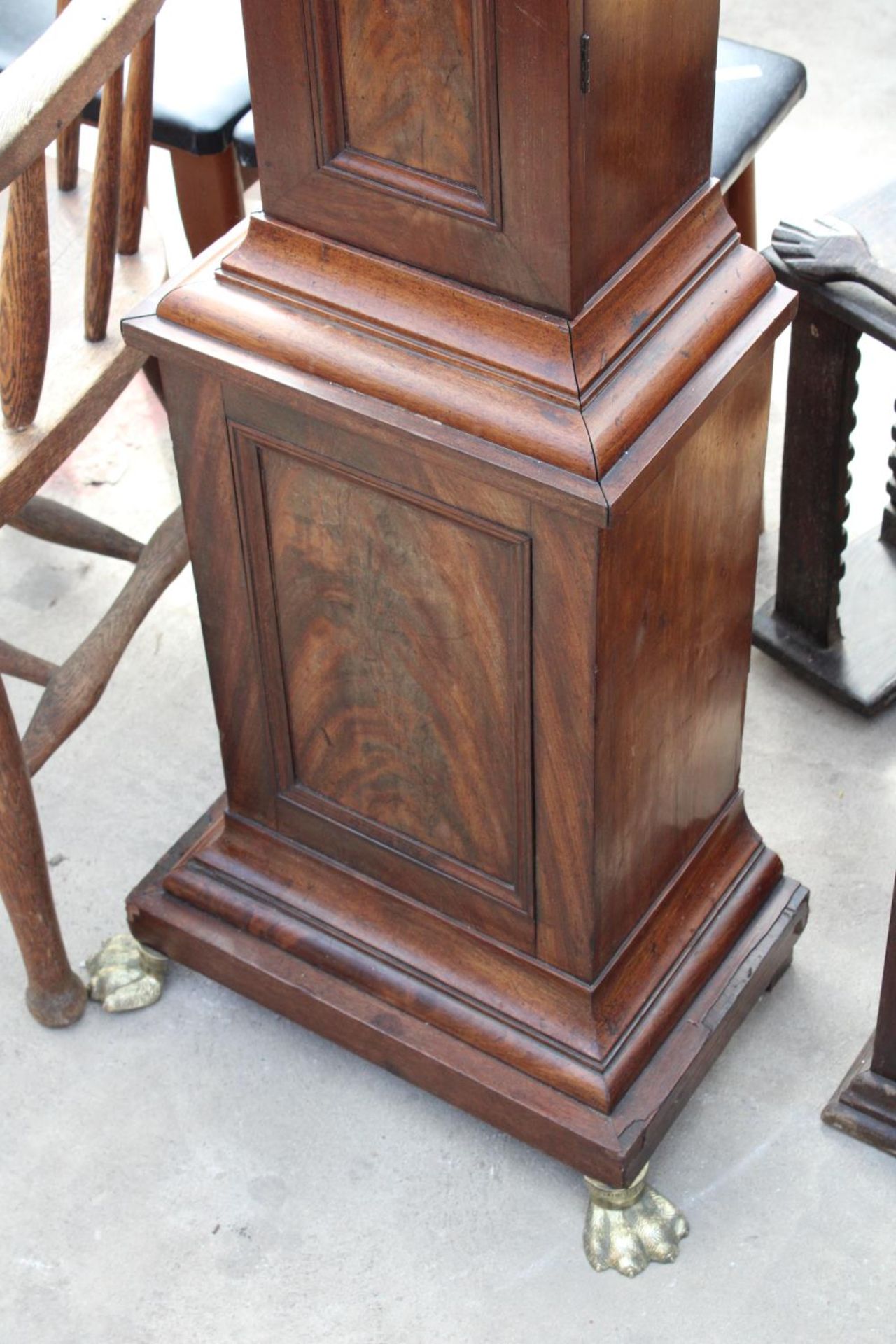 AN EARLY 20TH CENTURY MAHOGANY LONG CASE CLOCK WITH DOMED TOP ON FRONT BRASS CLAW FEET, 17" WIDE - Bild 3 aus 3