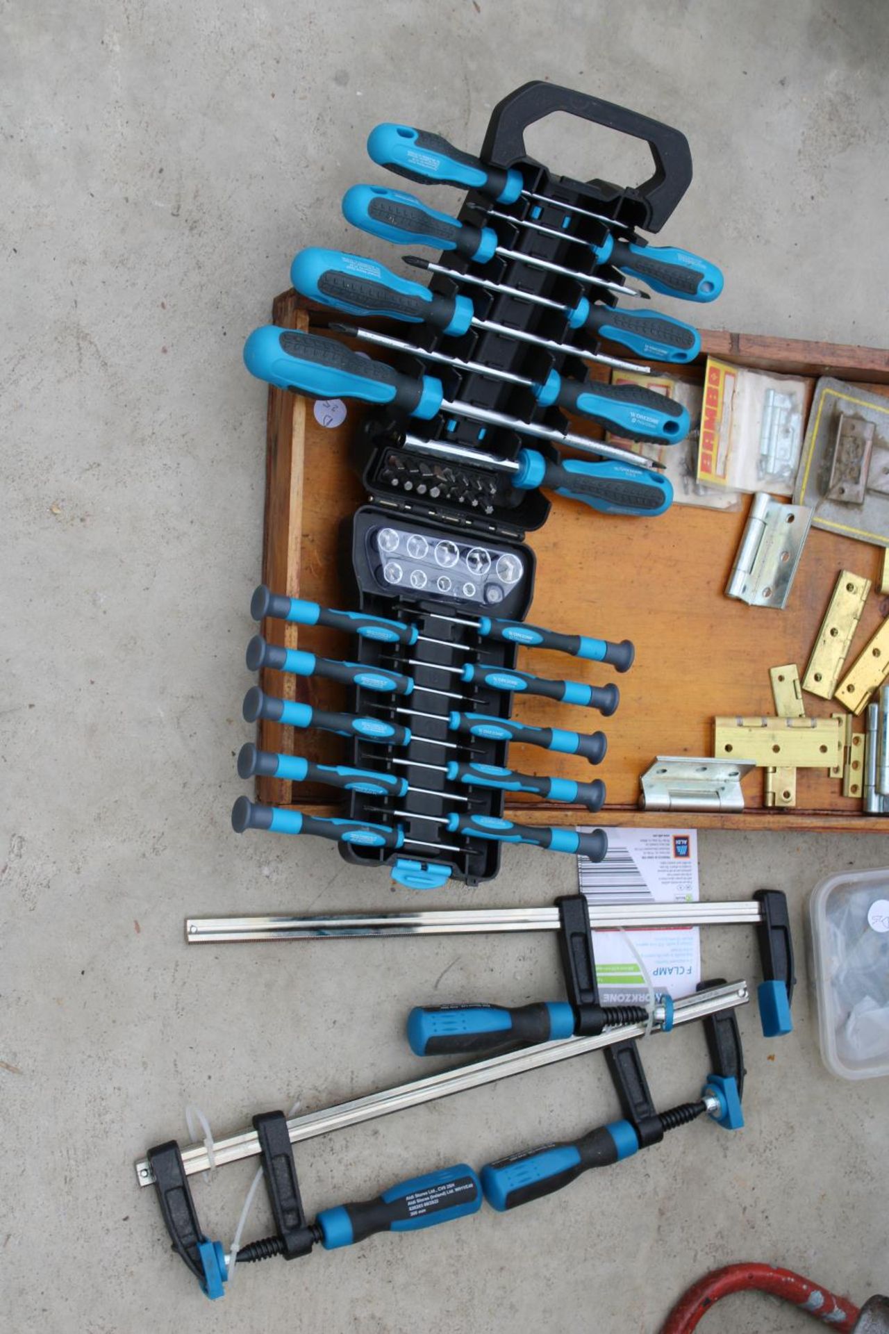 AN ASSORTMENT OF TOOLS TO INCLUDE A SCREW DRIVER SET, CLAMPS AND A WOOD PLANE ETC - Image 2 of 3