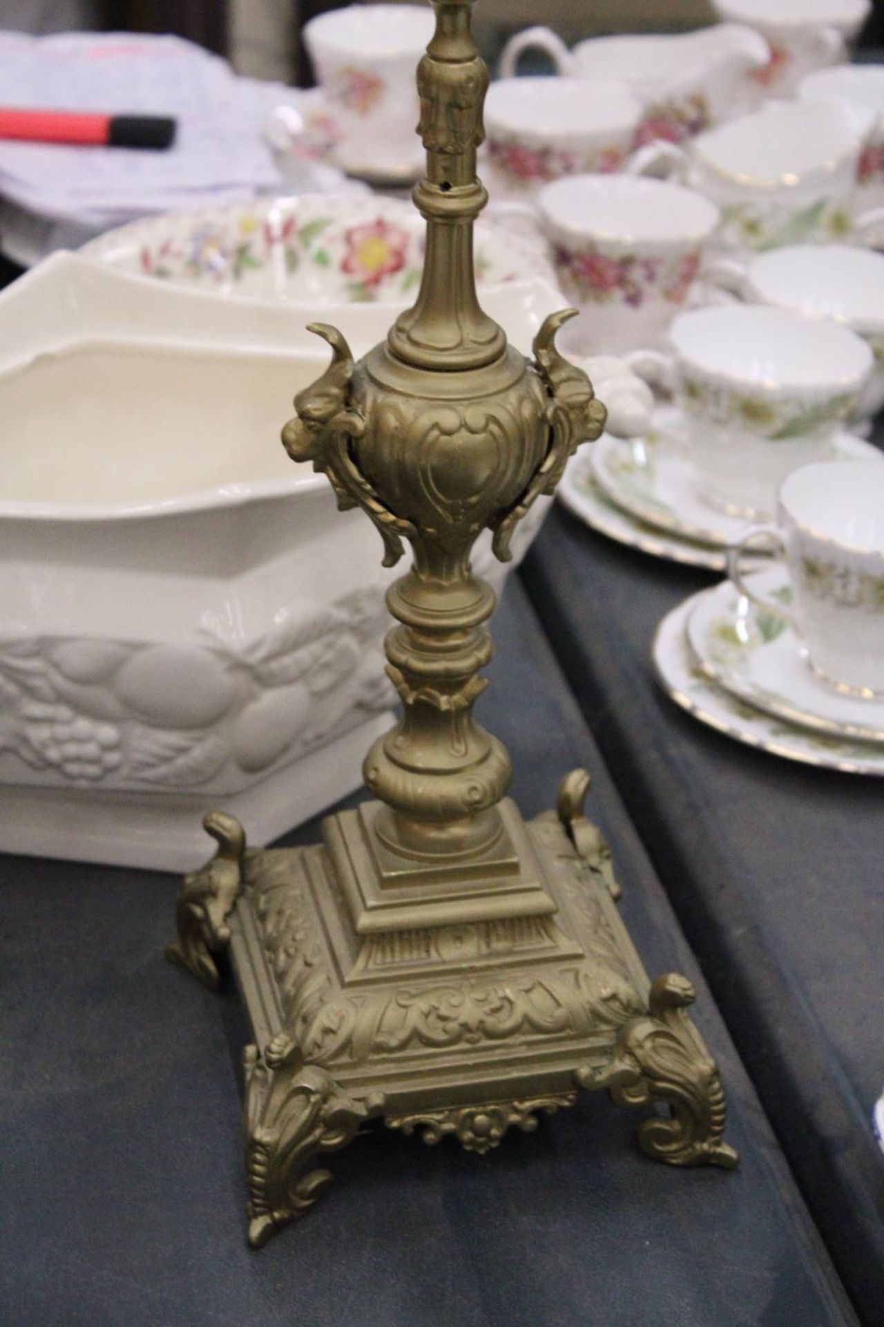 A VINTAGE STYLE HEAVY BRASS CANDLE HOLDER, HEIGHT 55CM - Image 2 of 6