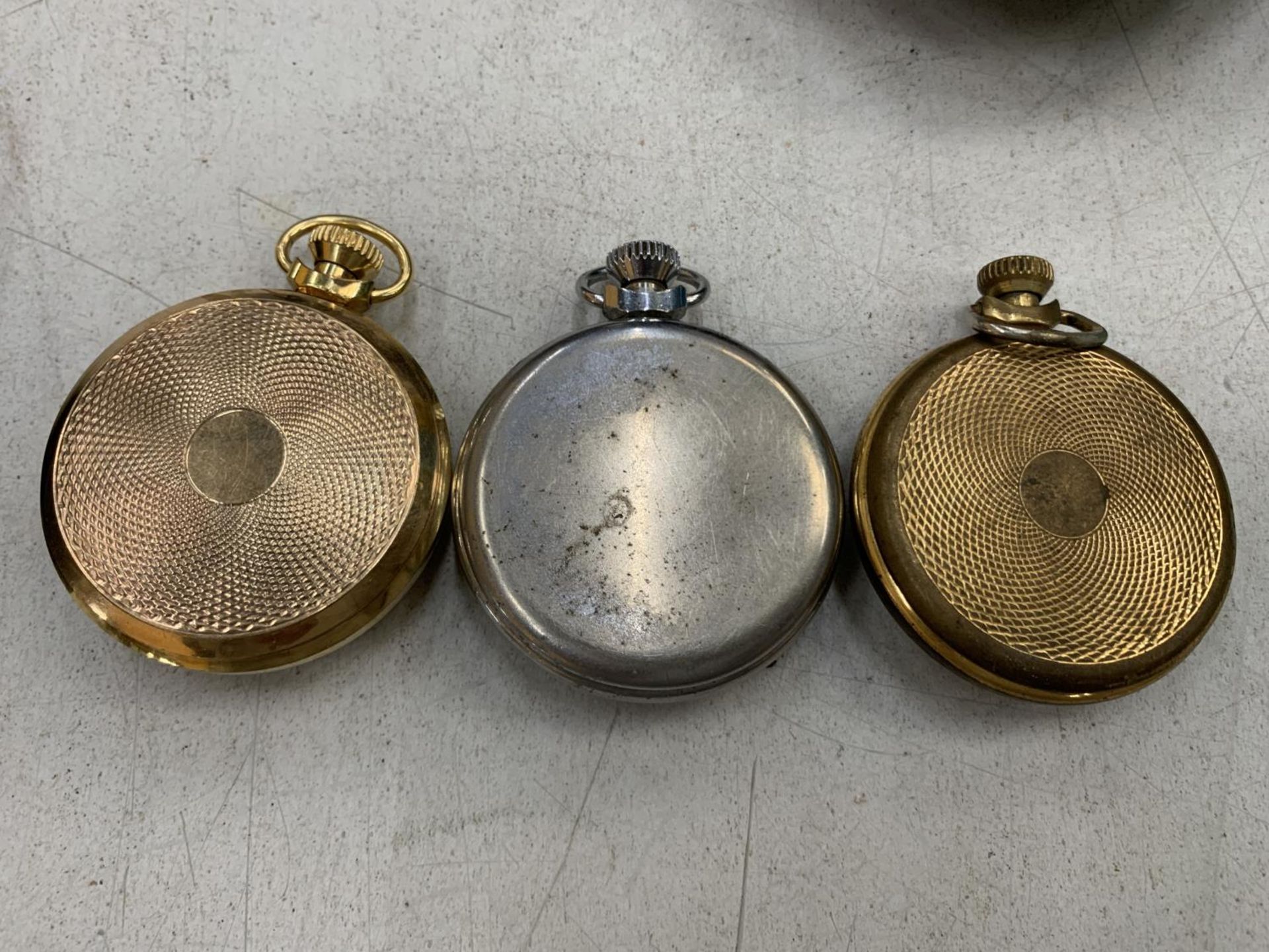 THREE POCKET WATCHES TO INCLUDE A VINTAGE SMITHS AND INGERSOLL PLUS A MODERN SMITHS - Bild 5 aus 5