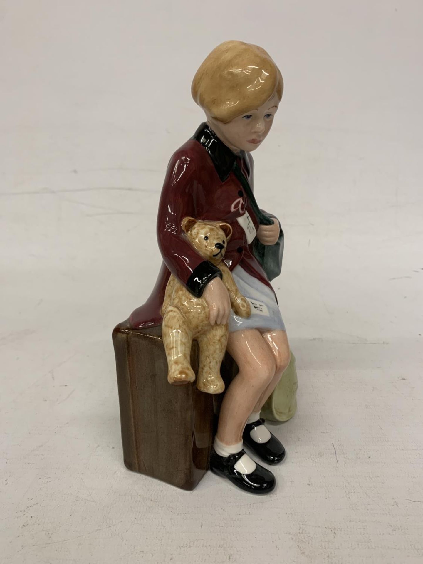 A ROYAL DOULTON FIGURE WITH CERTIFICATE "CHILDREN OF THE BLITZ - THE GIRL EVACUEE" HN 3203 LIMITED - Image 4 of 5