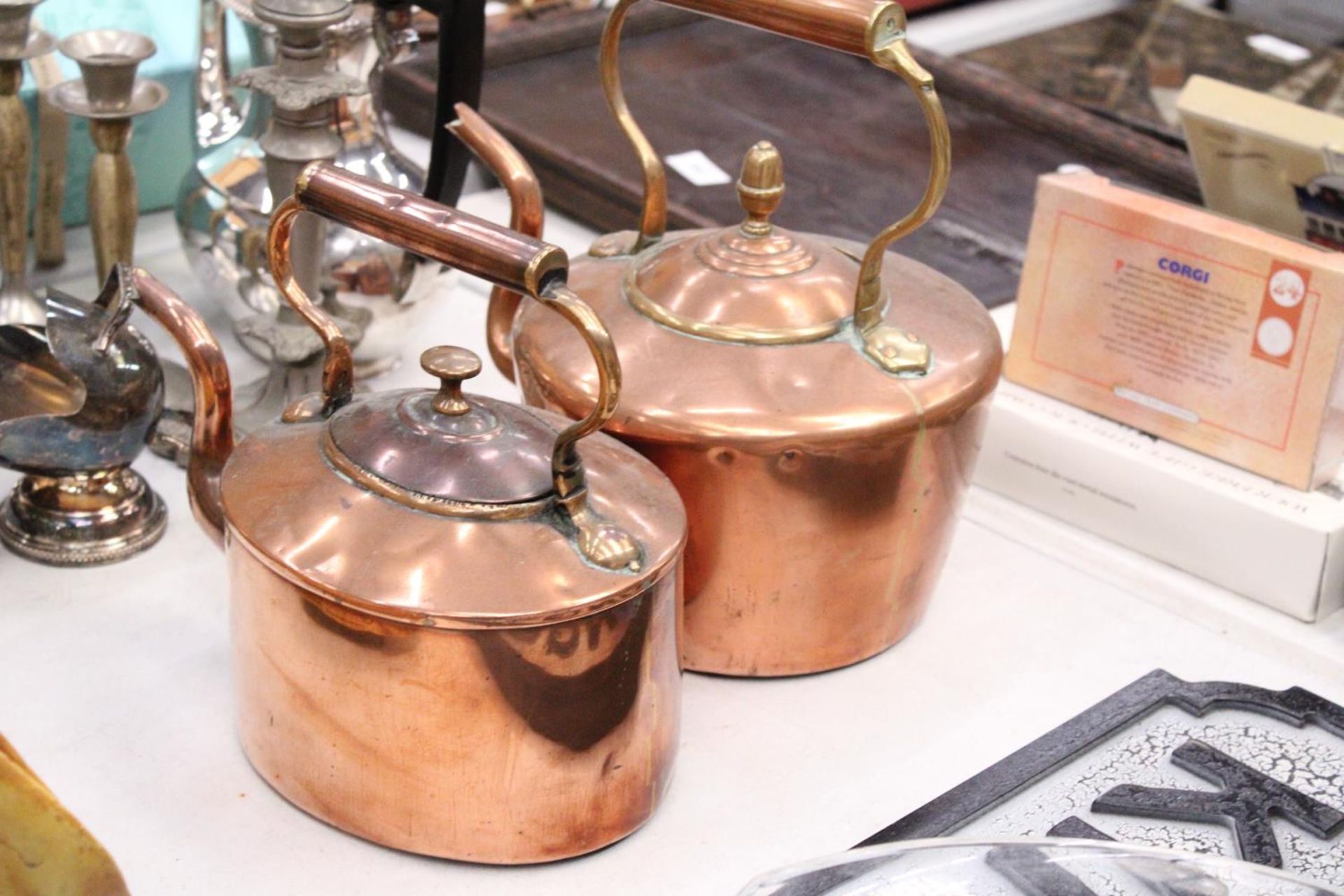 TWO LARGE VICTORIAN COPPER KETTLES - Bild 2 aus 5