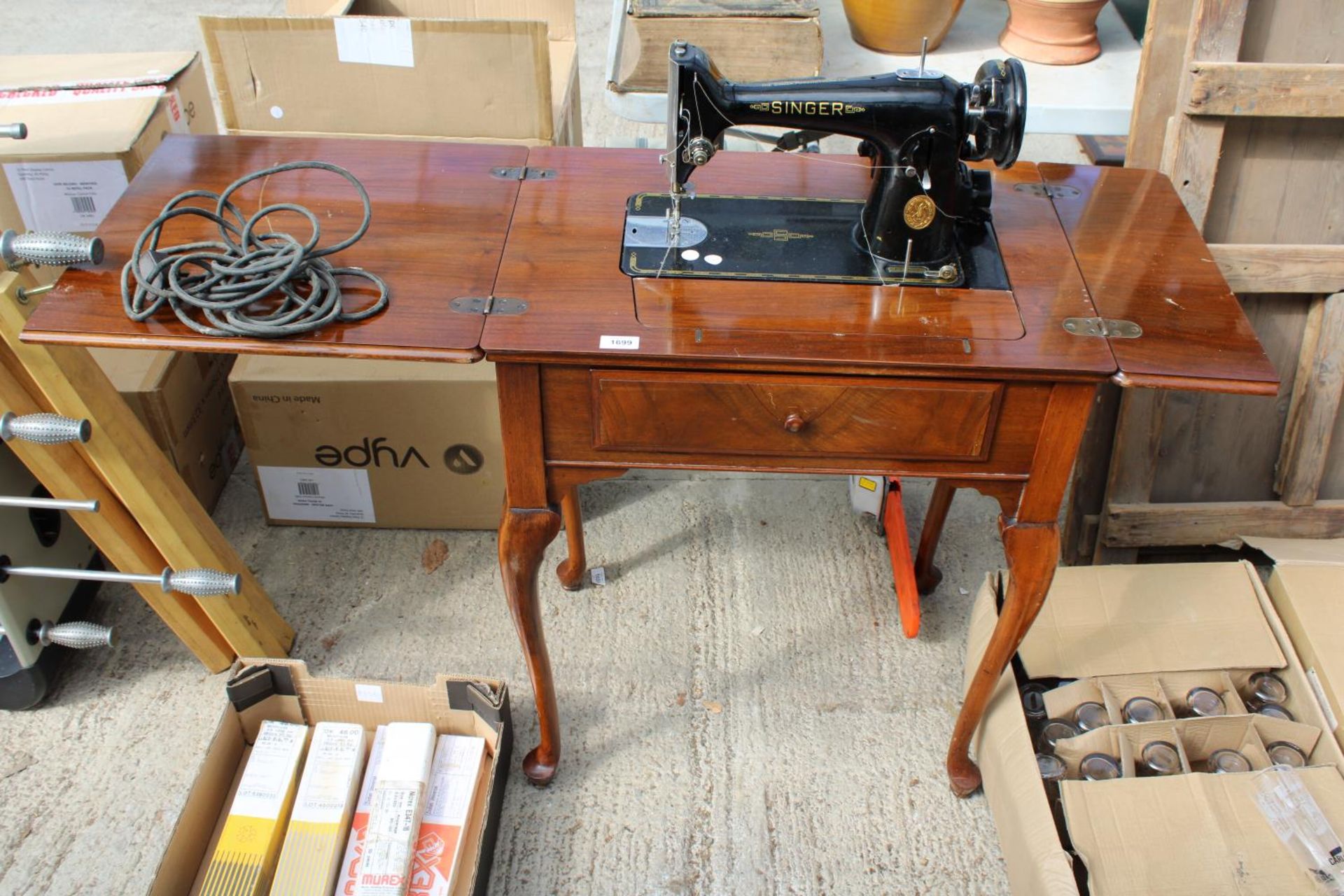 A VINTAGE SEWING TABLE WITH SINGER SEWING MACHINE BELIEVED IN WORKING ORDER BUT NO WARRANTY