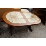 A RETRO TEAK EXTENDING COFFEE TABLE WITH TILED TOP BEARING GRABFIED MOBEL LABEL