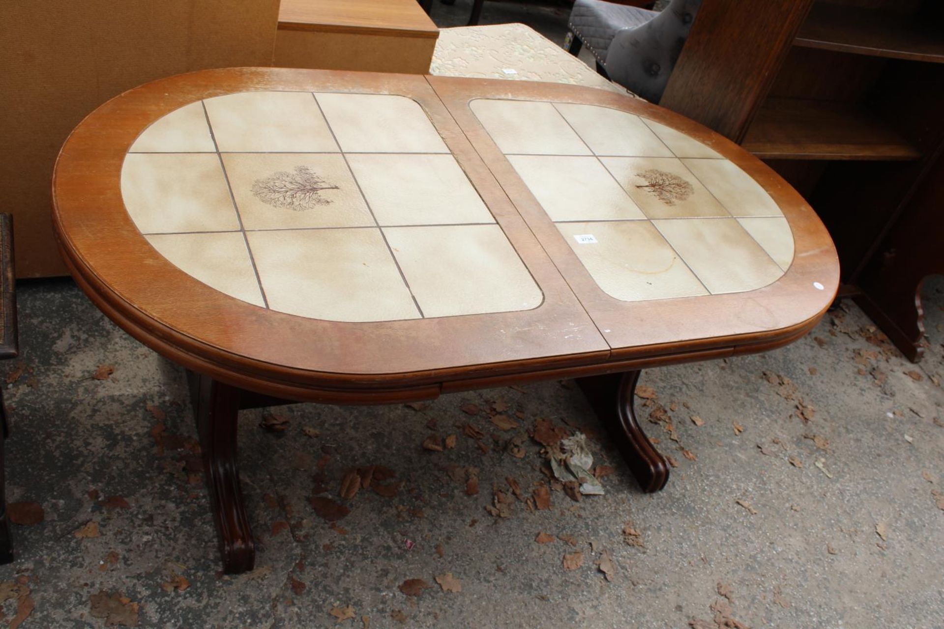 A RETRO TEAK EXTENDING COFFEE TABLE WITH TILED TOP BEARING GRABFIED MOBEL LABEL