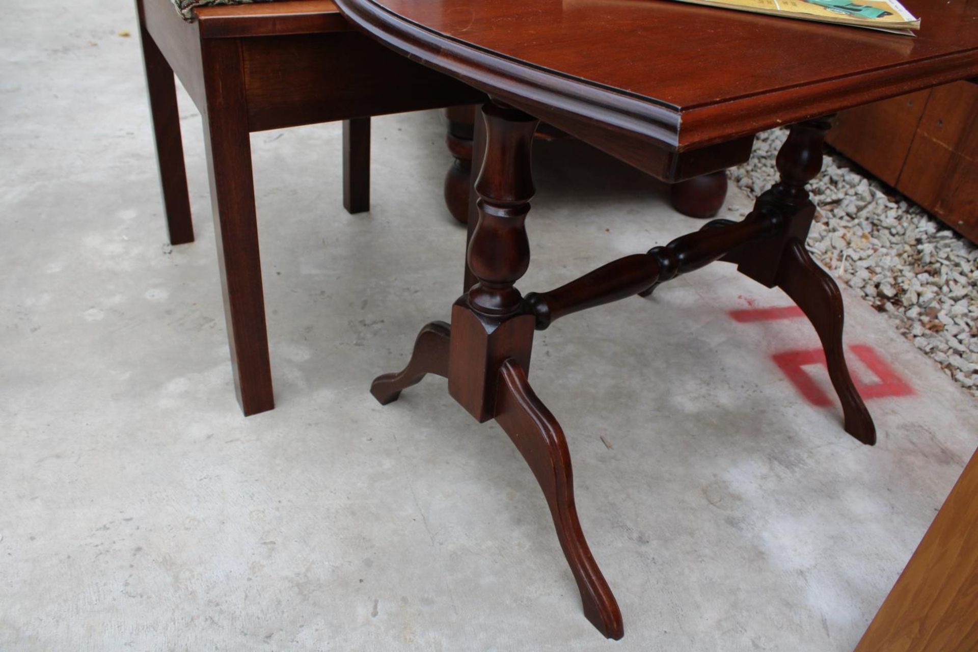 A MAHOGANY TWIN-PEDESTAL COFFEE TABLE AND MAHOGANYT PIANO STOOL WITH LIFT-UP SEAT - Bild 3 aus 5