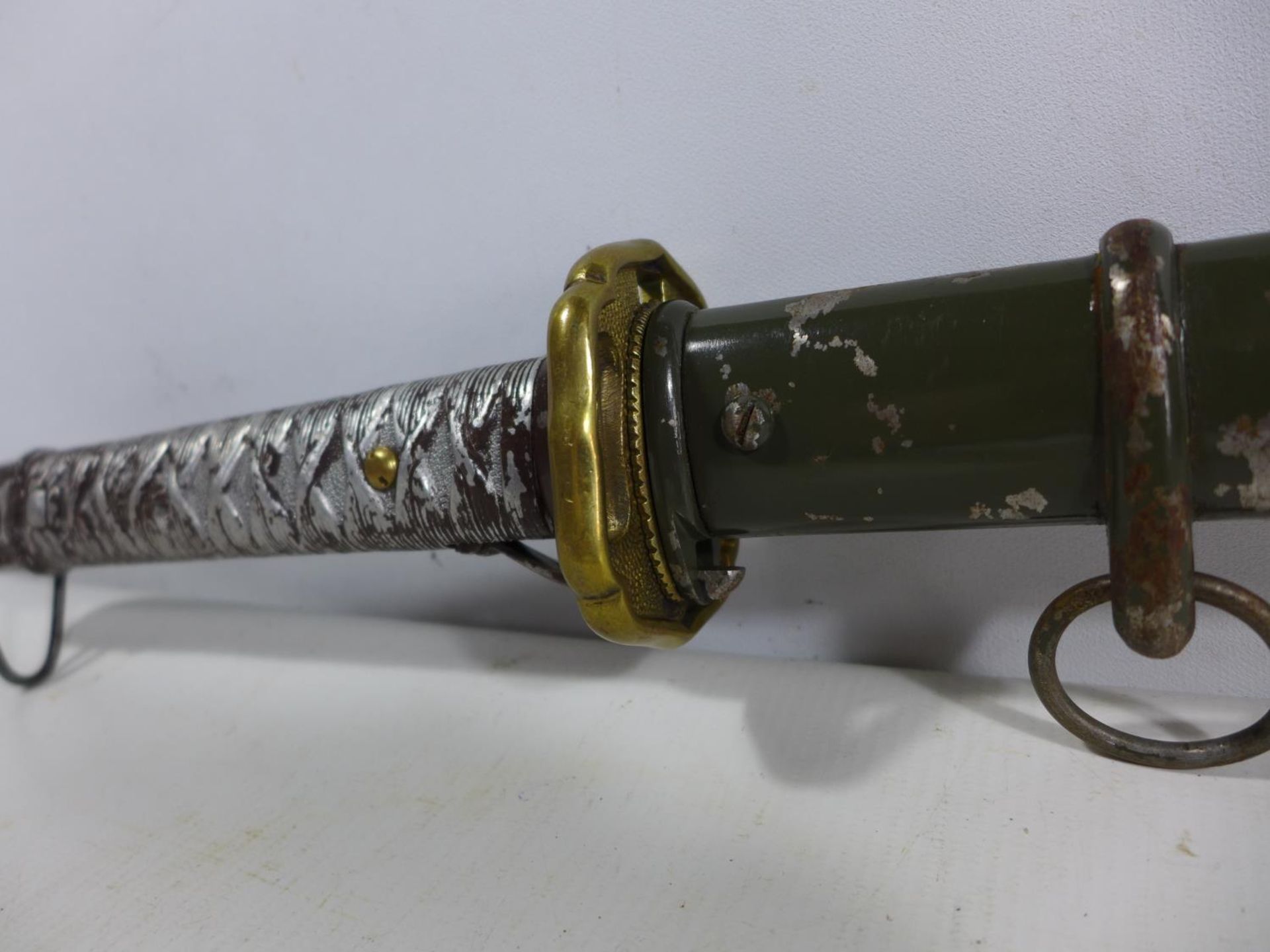 A MID 20TH CENTURY JAPANSES NCO'S SWORD AND SCABBARD, 70CM BLADE, LENGTH 96CM - Image 10 of 12