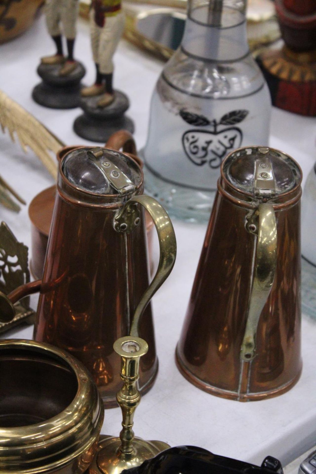 A MIXED LOT OF COPPER AND BRASSWARE TO INCLUDE CANDLE STICKS, WATERING CAN ETC - Image 4 of 6