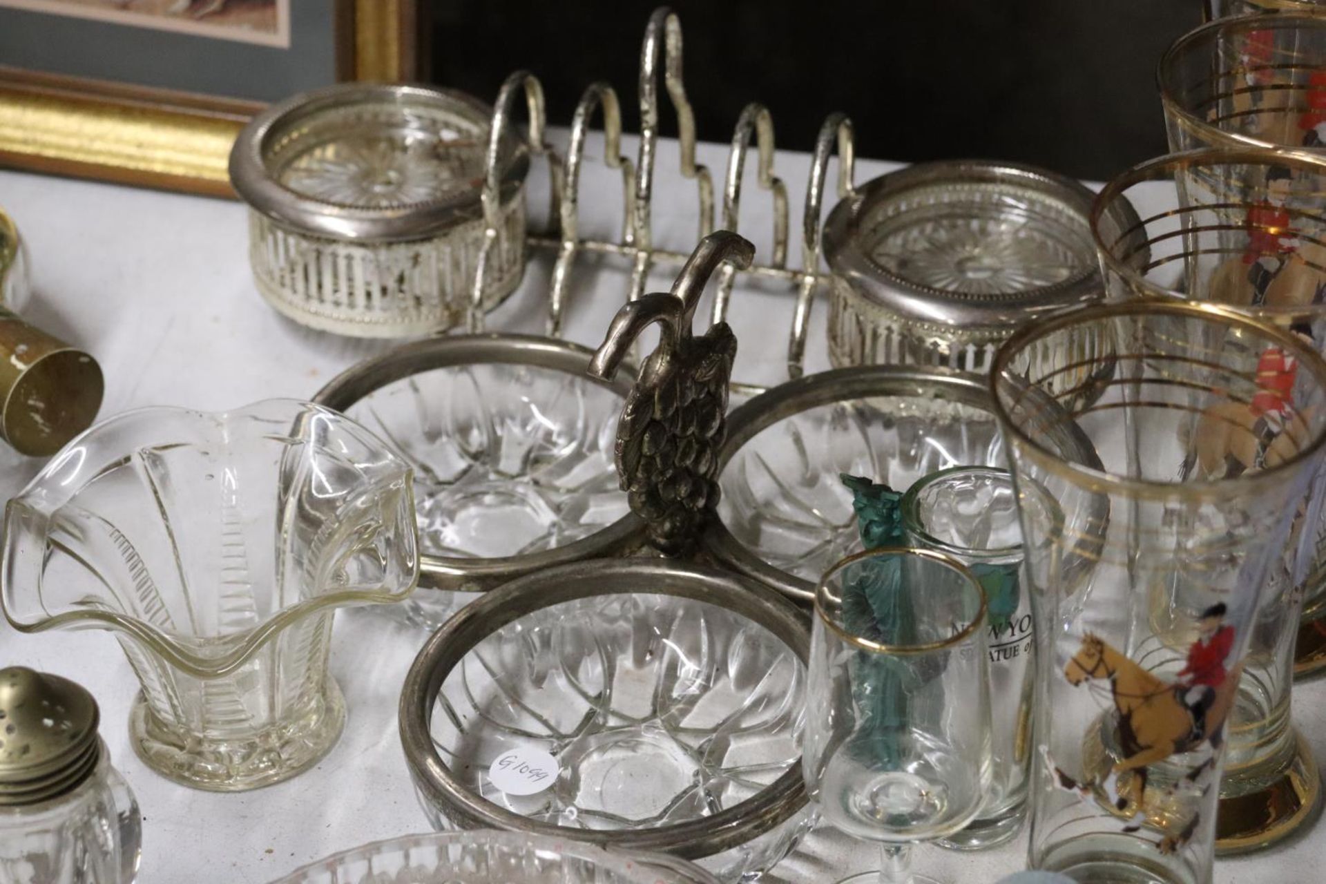 A MIXED LOT OF GLASSWARE TO INCLUDE HUNTING GLASSES, MINIATURE GLASS TANKERS, GLASS ICE CUBES ETC - Image 7 of 7
