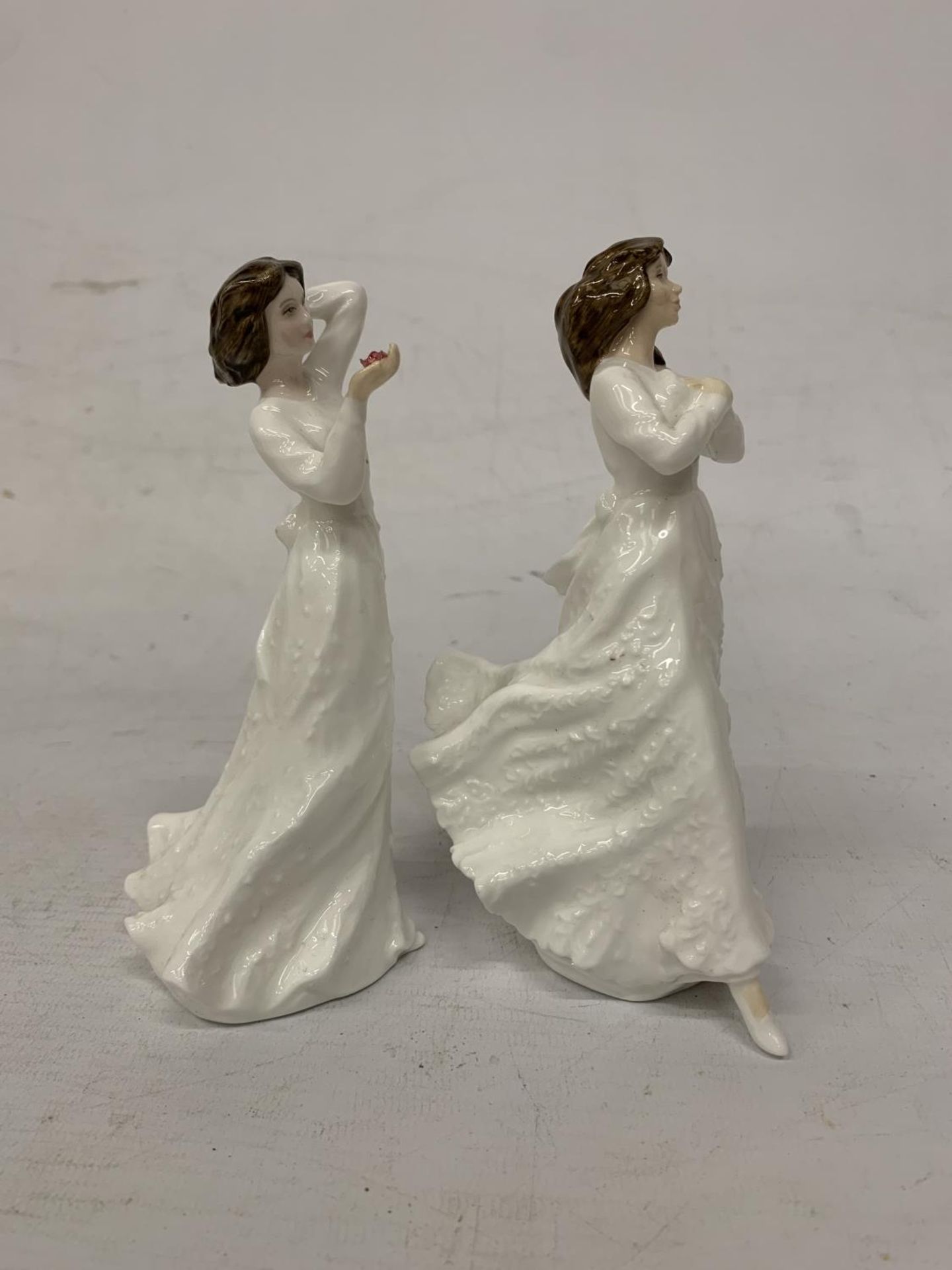 TWO ROYAL DOULTON FIGURES "WITH LOVE" AND "FORGET-ME-NOT" - Bild 2 aus 4