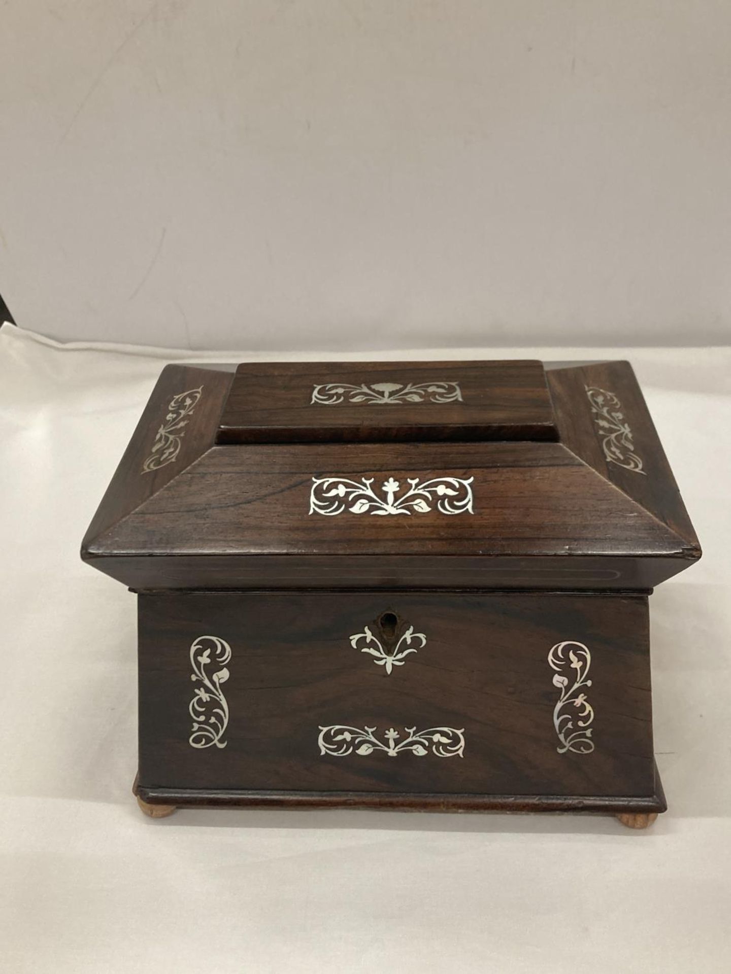 AN INLAID SARCOPHAGUS SHAPED TWO SECTION TEA CADDY WITH INNER LIDS