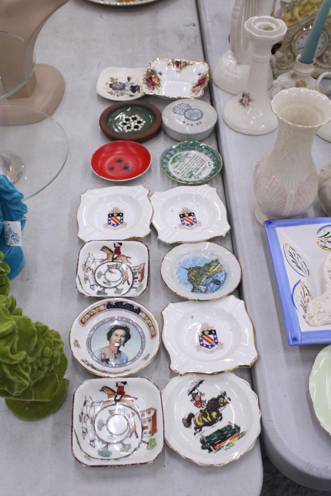 A QUANTITY OF CERAMIC AND CHINA PIN TRAYS TO INCLUDE ROYAL ALBERT 'OLD COUNTRY ROSES', ETC