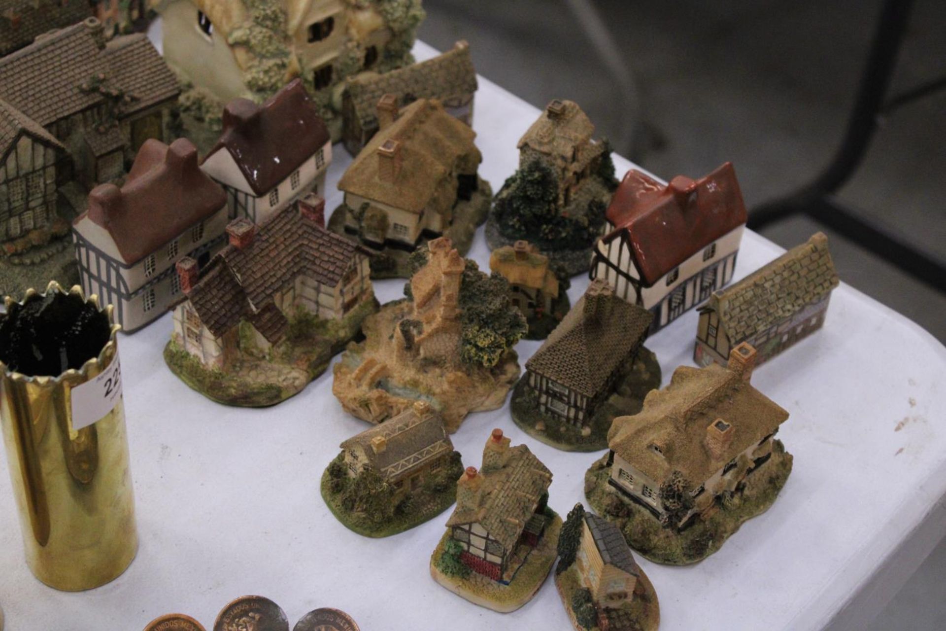 A LARGE QUANTITY OF COLLECTABLE COTTAGES - 23 IN TOTAL - Image 8 of 8