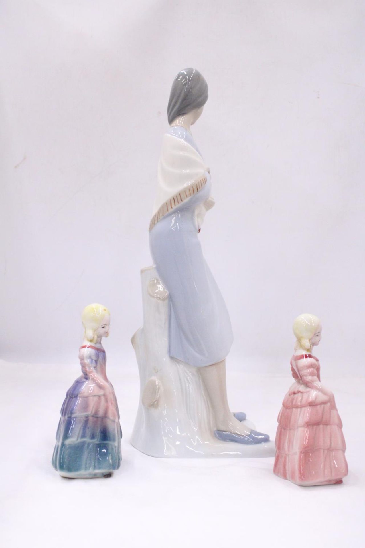 A LLADRO STYLE LADY FIGURE HOLDING A LAMB 38CM TALL, PLUS TWO ROYAL DOULTON STYLE FIGURES - Image 5 of 5