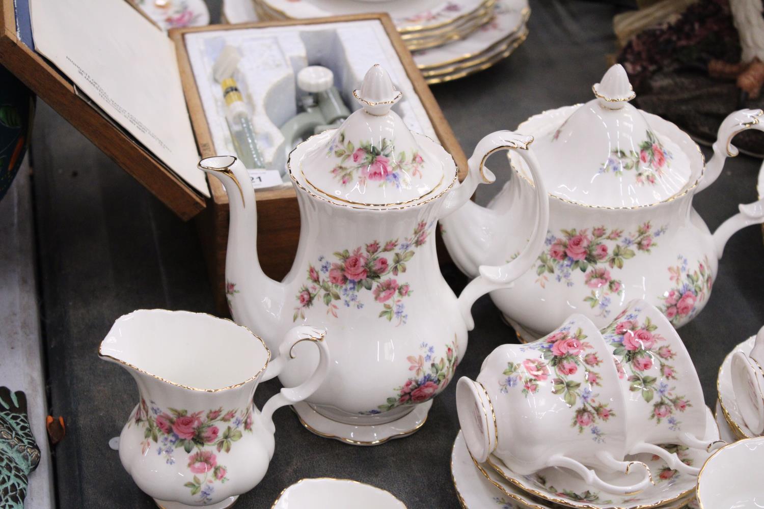 A ROYAL DOULTON 'MOSS ROSE' TEASET TO INCLUDE A TEAPOT AND COFFEE POT, PLATES, CREAM JUGS, A CAKE - Bild 4 aus 7