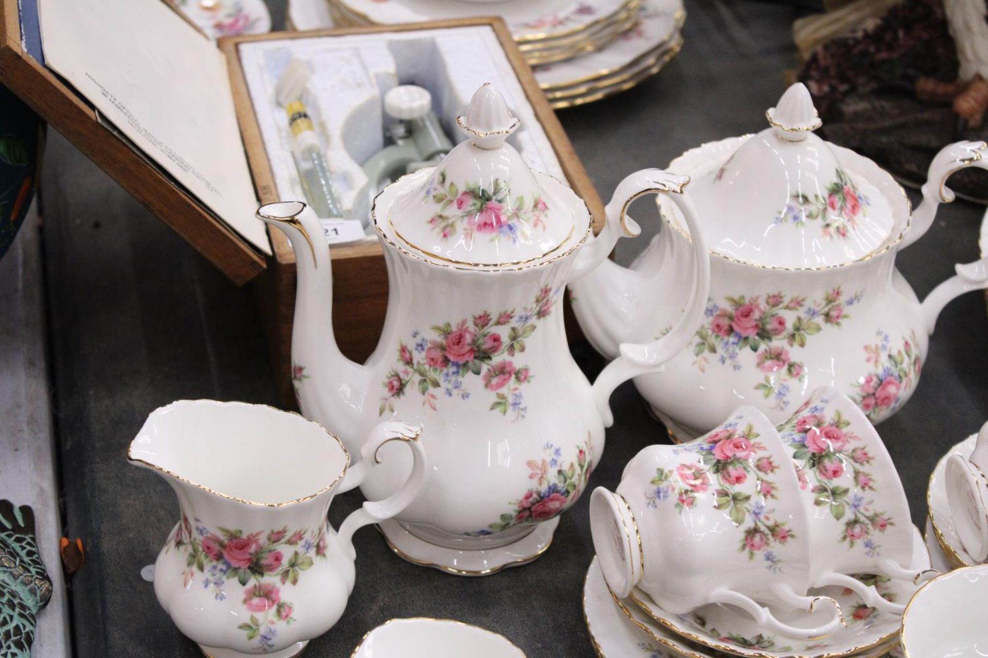 A ROYAL DOULTON 'MOSS ROSE' TEASET TO INCLUDE A TEAPOT AND COFFEE POT, PLATES, CREAM JUGS, A CAKE - Image 4 of 7