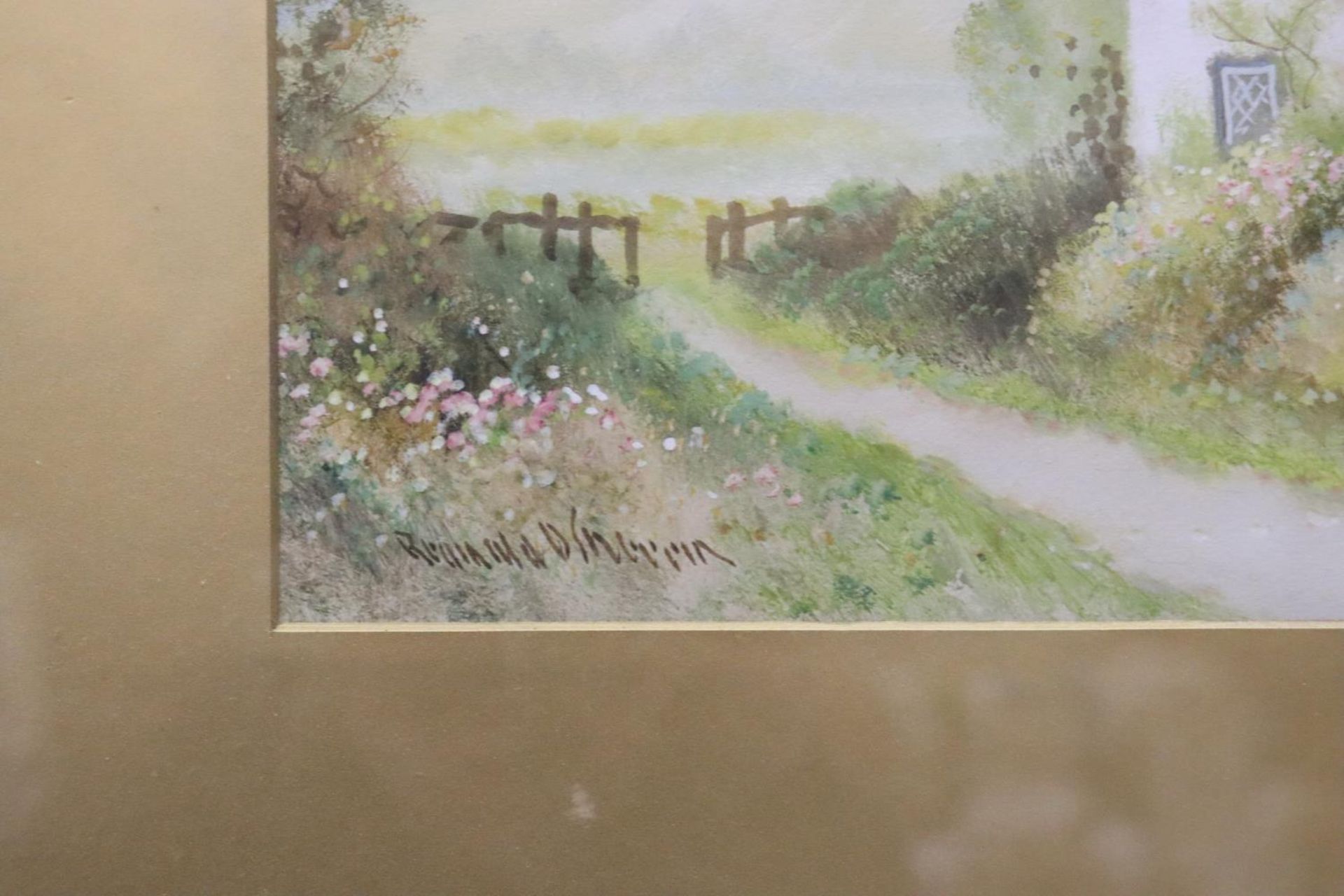 A GLIT FRAMED WATERCOLOUR OF A COUNTRY COTTAGE SCENE - Image 3 of 4