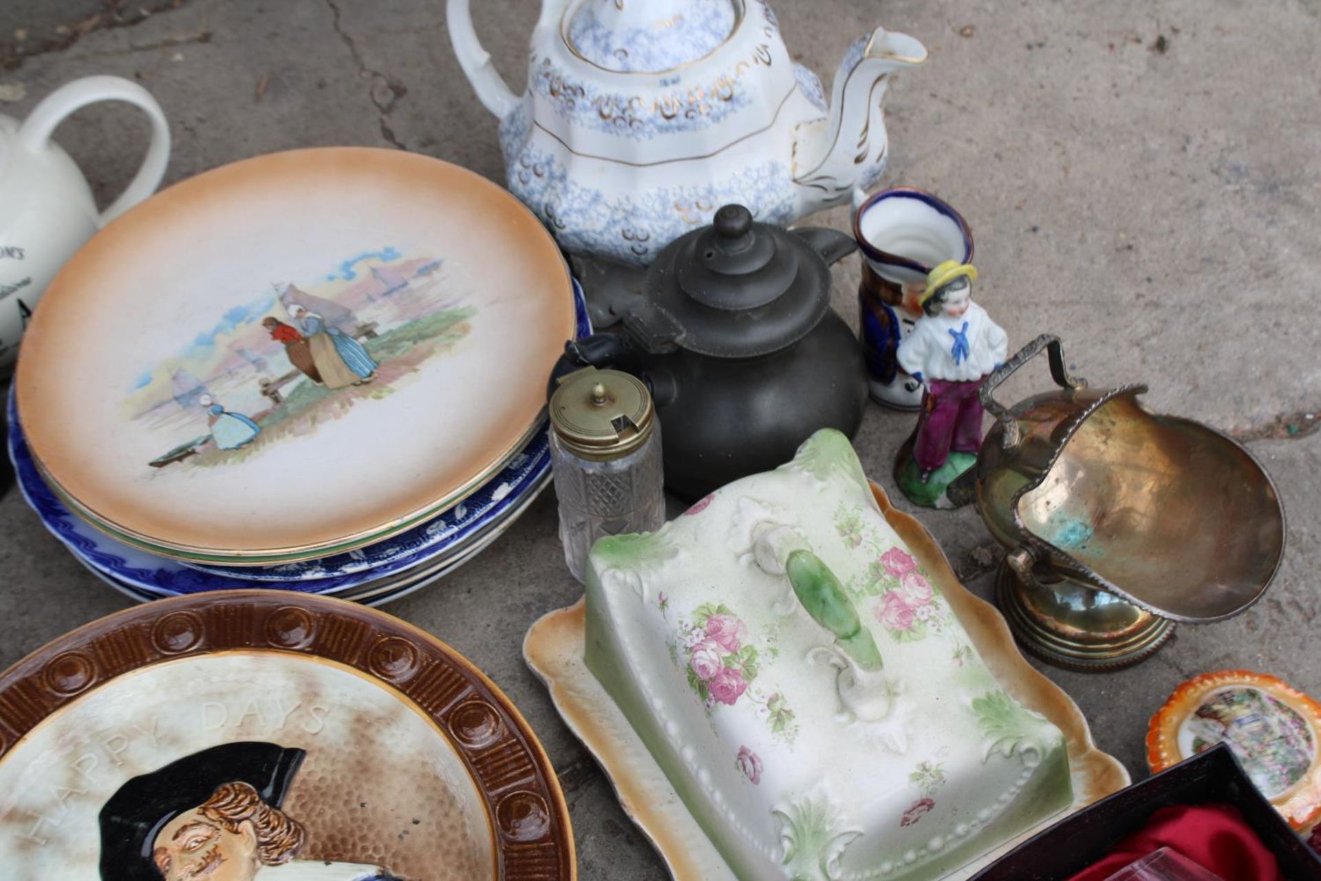 AN ASSORTMENT OF ITEMS TO INCLUDE CERAMIC PLATES, A CLOCK AND CUPS ETC - Image 5 of 5