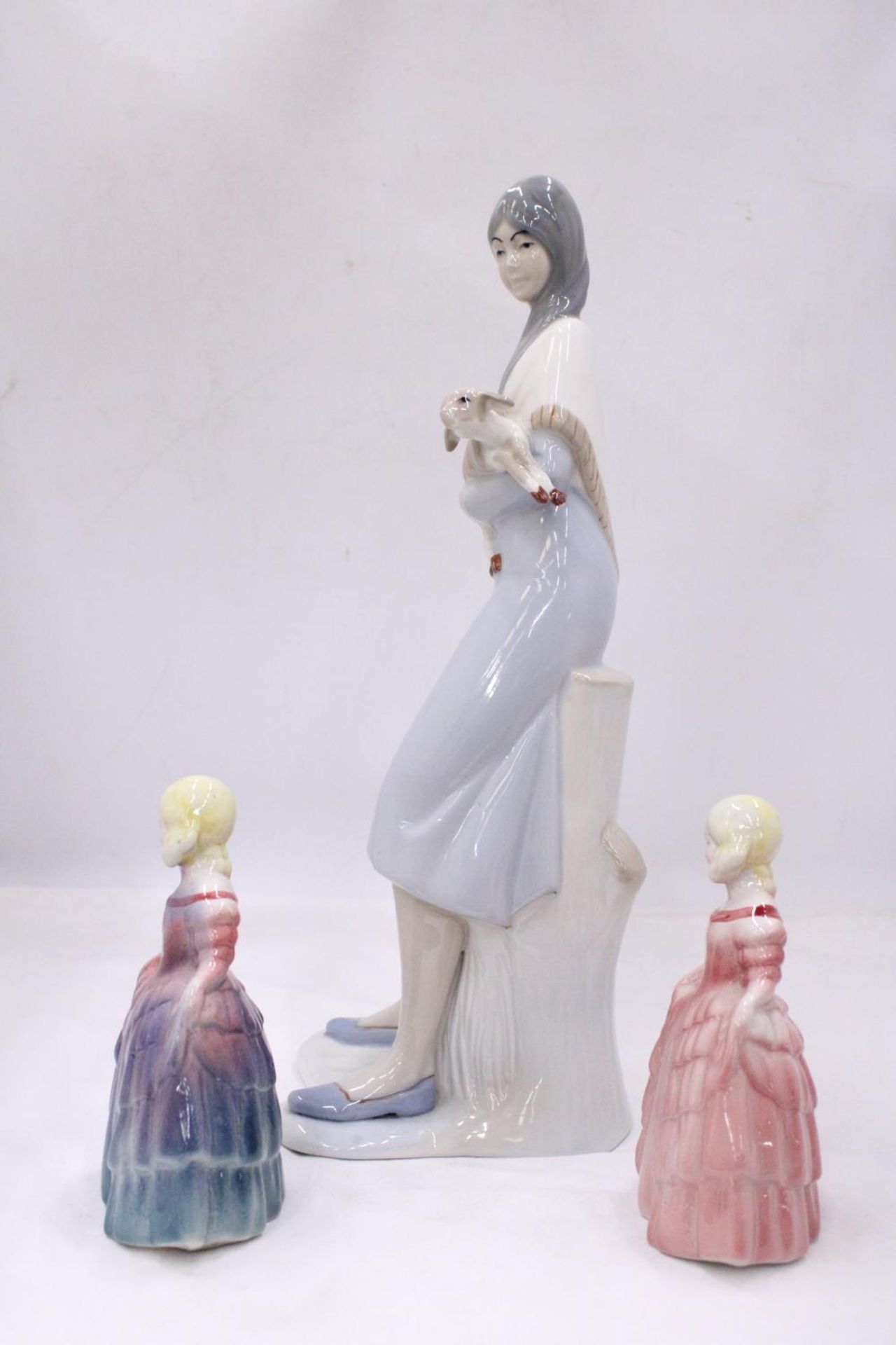 A LLADRO STYLE LADY FIGURE HOLDING A LAMB 38CM TALL, PLUS TWO ROYAL DOULTON STYLE FIGURES - Image 3 of 5