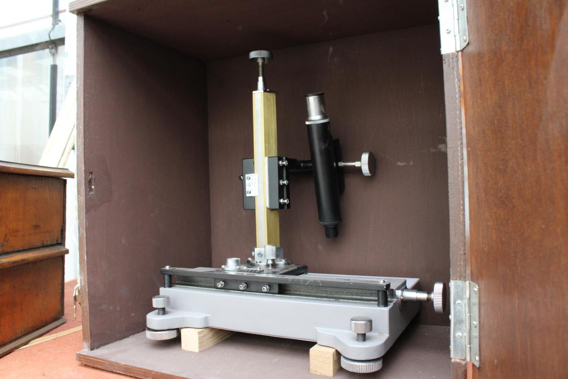 A CASED ACADEMICAL MICROSCOPE COMPLETE WITH KEY FOR CASE - Bild 2 aus 5