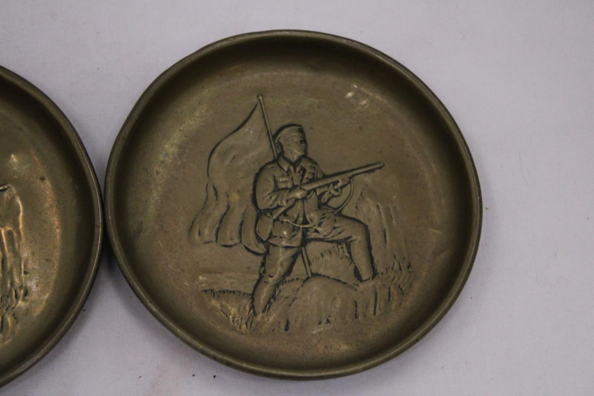 TWO VINTAGE BRASS TRAYS DEPICTING RUSSIAN BOLSHEVIK SOLDIERS, DIAMETER 12.5CM - Bild 3 aus 5