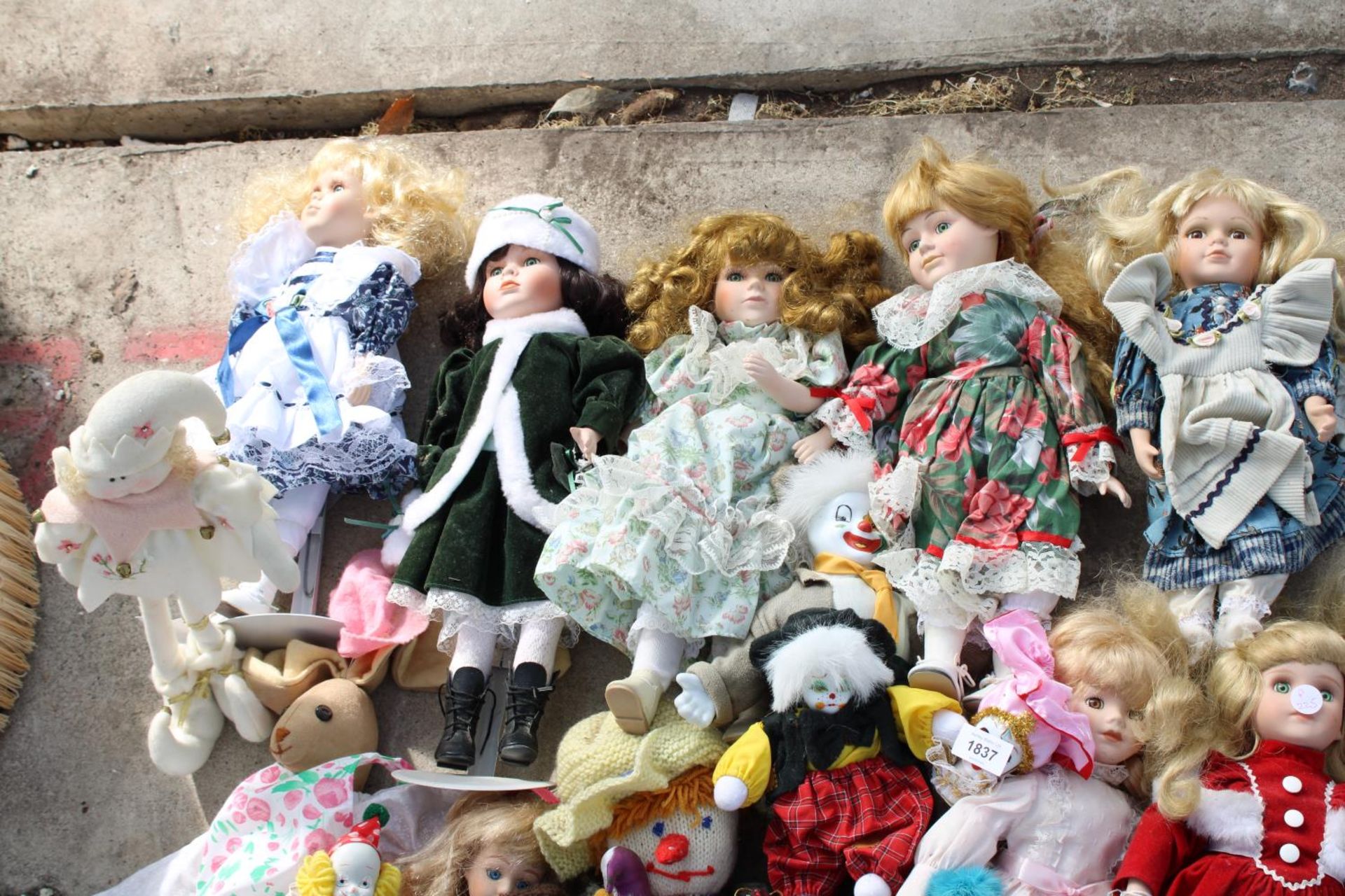 AN ASSORTMENT OF VARIOUS DOLLS AND TEDDIES ETC - Image 2 of 3