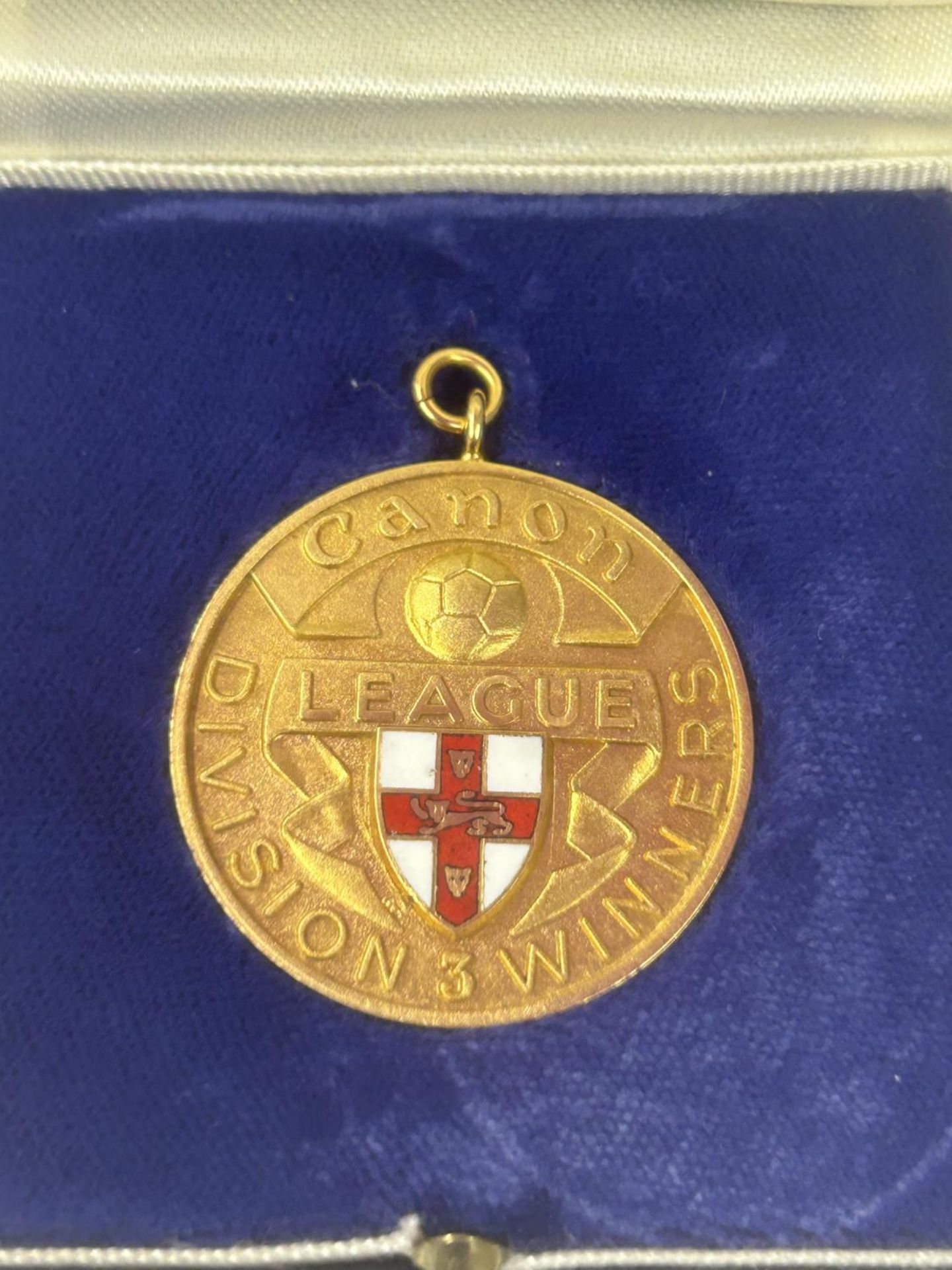 A HALLMARKED 9 CARAT GOLD & ENAMEL FOOTBALL LEAGUE CANON DIVISION 3 LEAGUE WINNERS MEDAL 1983-1984 - Image 2 of 5