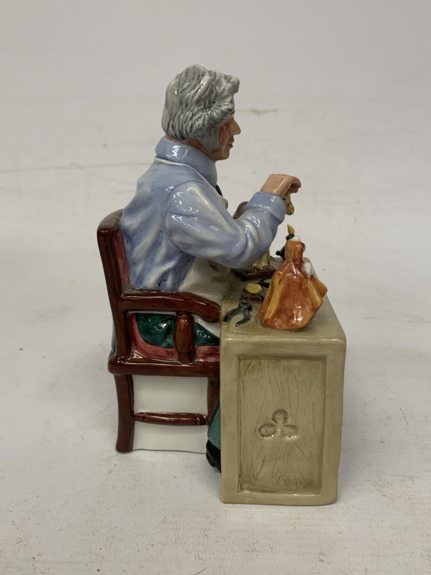 A ROYAL DOULTON FIGURE "THE CHINA REPAIRER" HN 2943 - Image 2 of 5