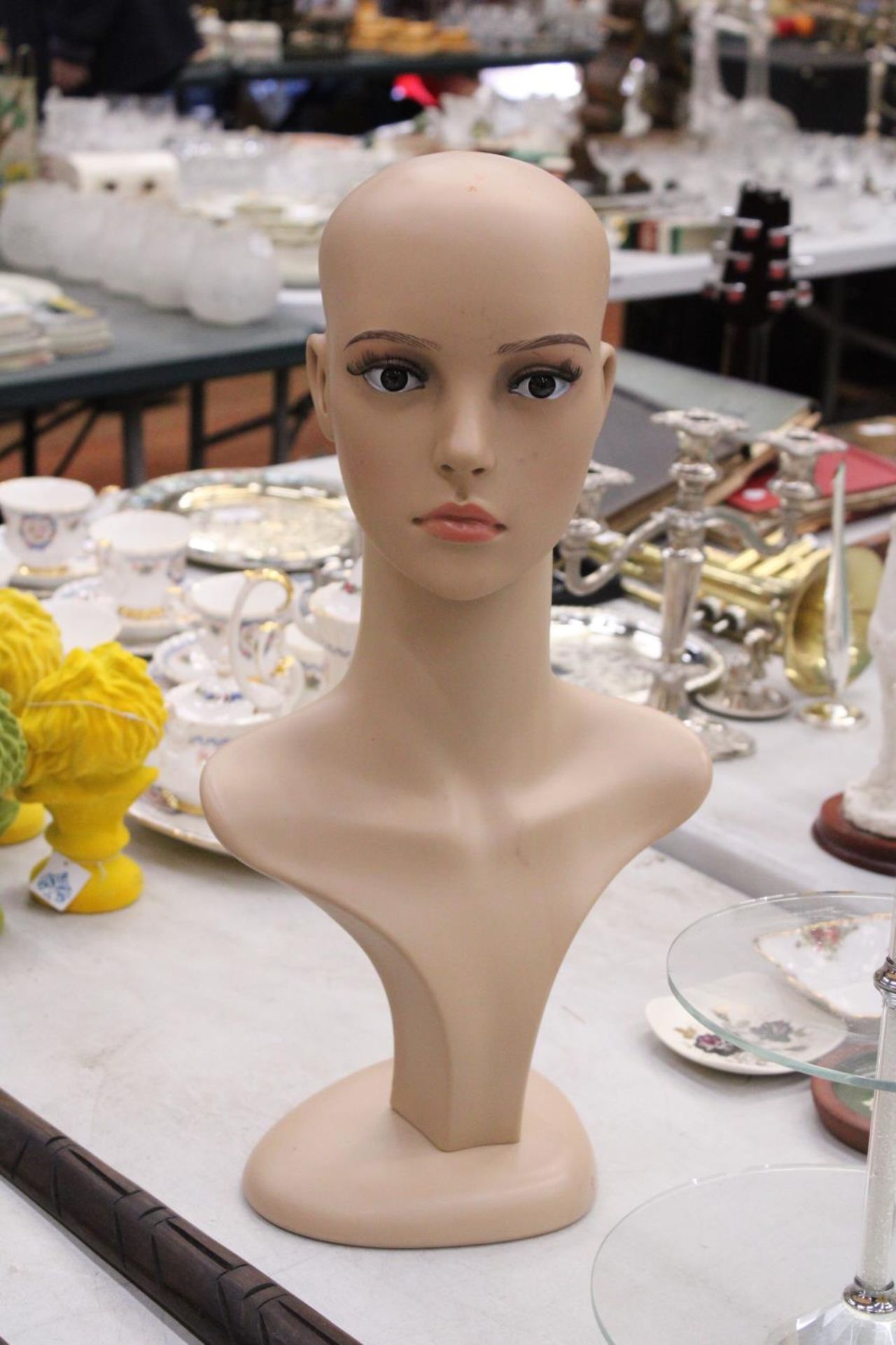 A MANNEQUIN HEAD DISPLAY MODEL, HEIGHT 50CM