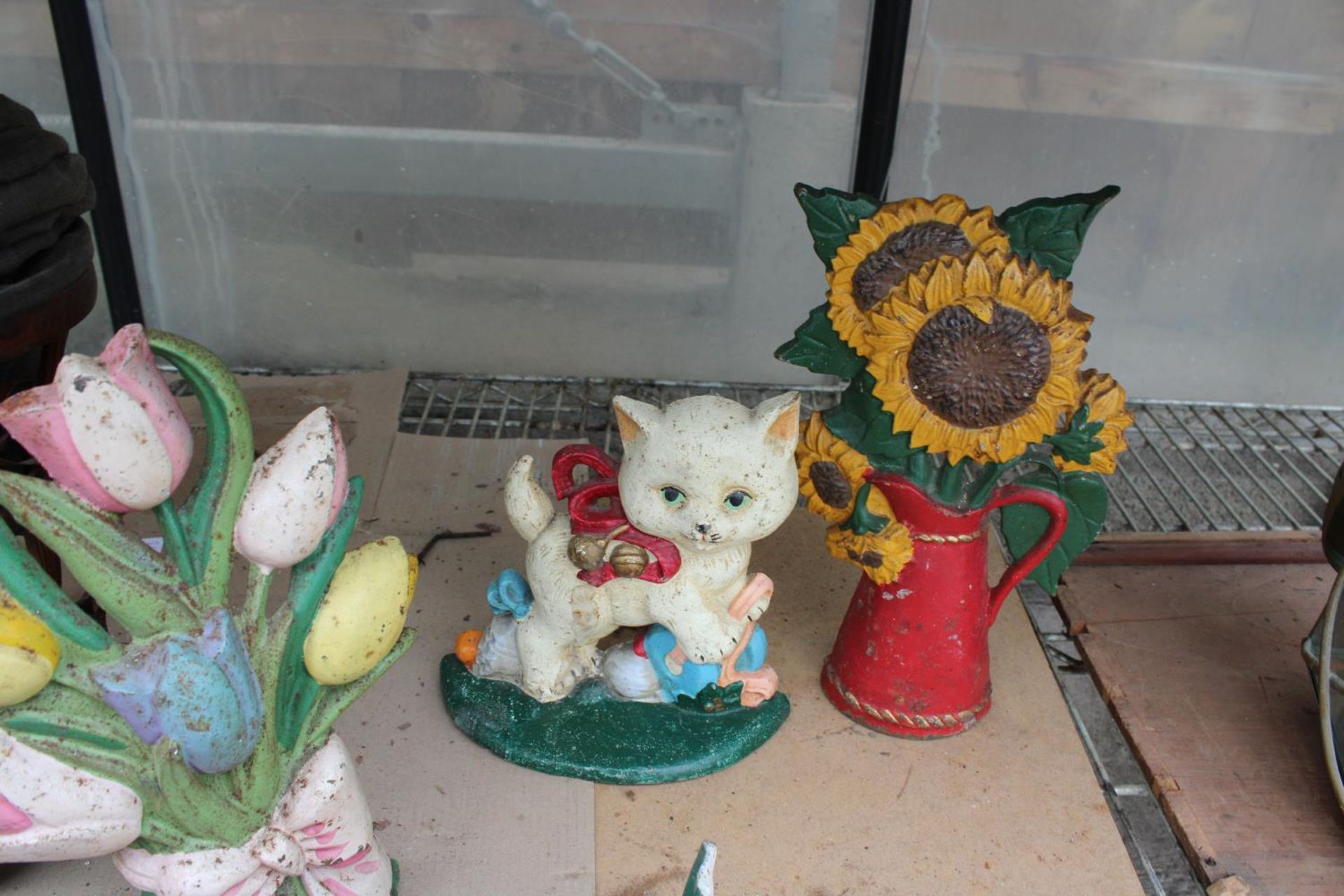 FOUR VARIOUS VINTAGE CAST IRON DOOR STOPS TO INCLUDE CATS AND FLOWERS ETC - Image 2 of 2