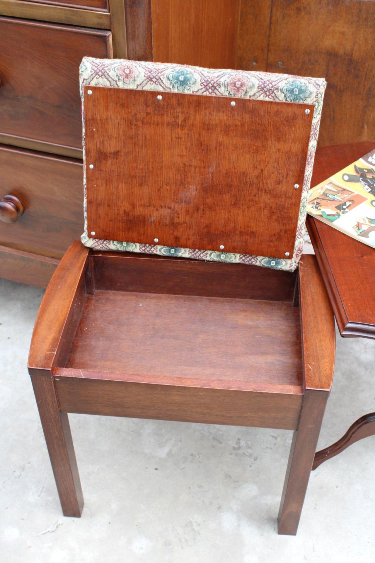 A MAHOGANY TWIN-PEDESTAL COFFEE TABLE AND MAHOGANYT PIANO STOOL WITH LIFT-UP SEAT - Bild 4 aus 5