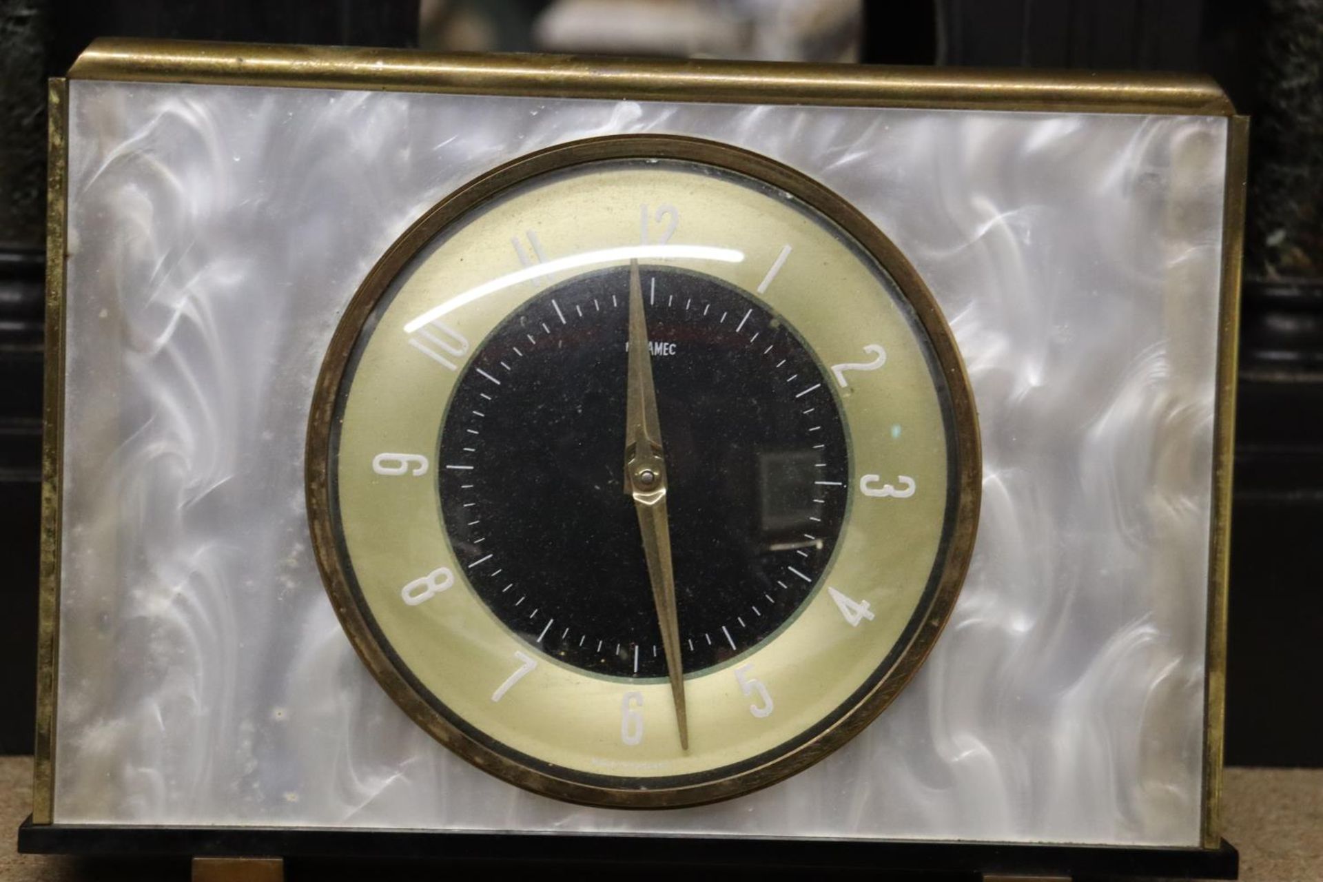 A VERY HEAVY VINTAGE SLATE MANTLE CLOCK BODY, WITH BRASS INSCRIPTION PLATE, PLUS A METMEC MANTLE - Image 2 of 6