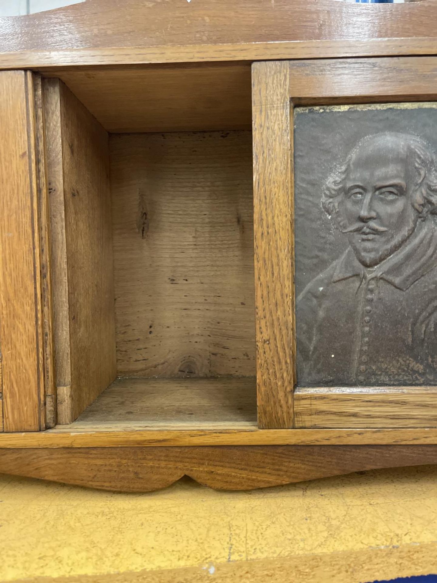 AN EDWARDIAN OAK SMOKERS CABINET DEPICTING WILLIAM SHAKESPEARE WITH THREE SECTIONS. RIGHT HAND - Image 6 of 9