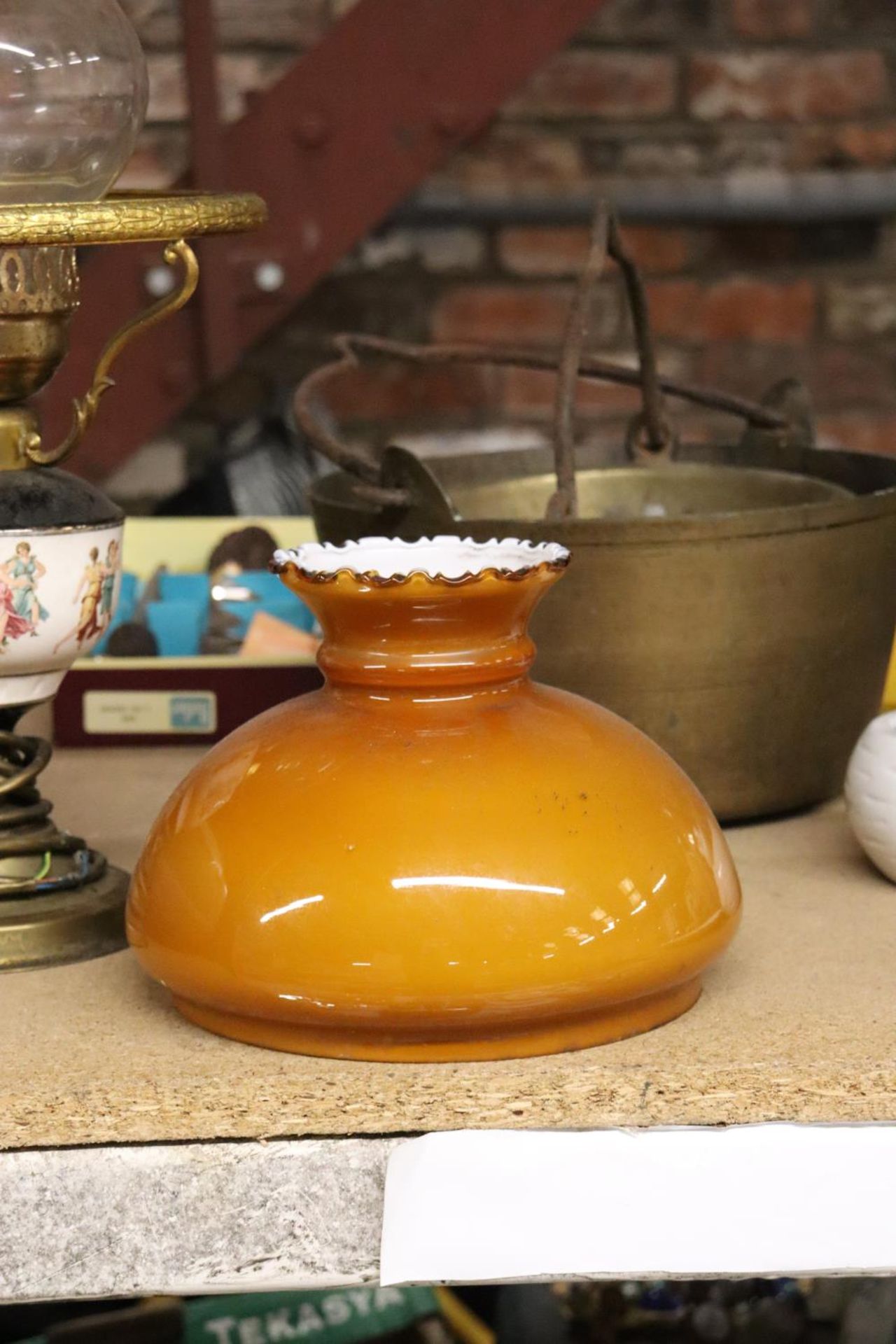 A VINTAGE OIL LAMP CONVERTED TO ELECTRICITY PLUS A LARGE GLASS LIGHT SHADE - Image 3 of 6