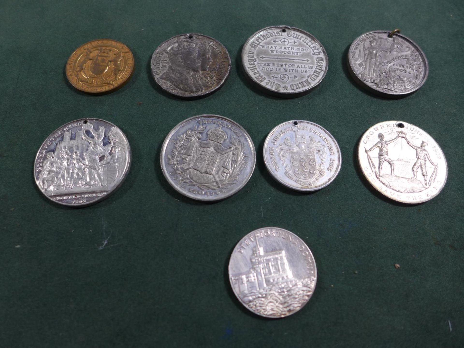 A COLLECTION OF NINE ROYAL FAMILY CORONATION AND JUBILEE MEDALS FOR EDWARD VII AND GEORGE V - Bild 2 aus 2