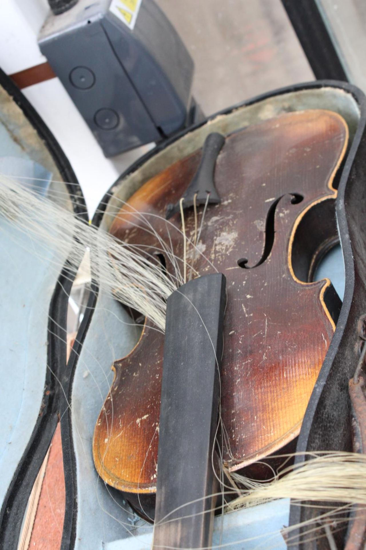 A VINTAGE CASED VIOLIN WITH BOW FOR RESTORATION - Image 2 of 4
