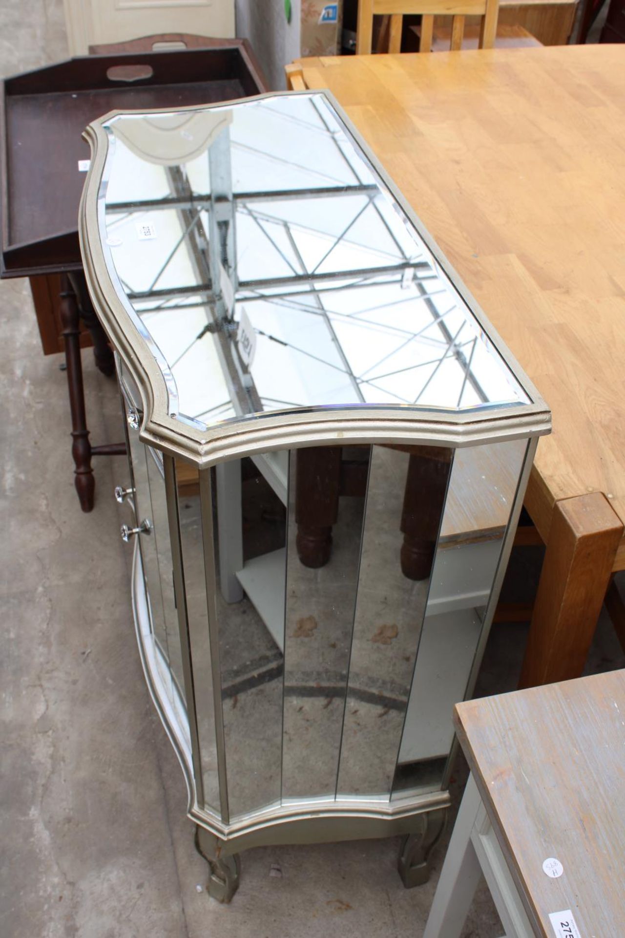 A MODERN MIRRORED SIDE CABINET ENCLOSING SINGLE DRAWER AND CUPBOARD, 31" WIDE - Bild 3 aus 3