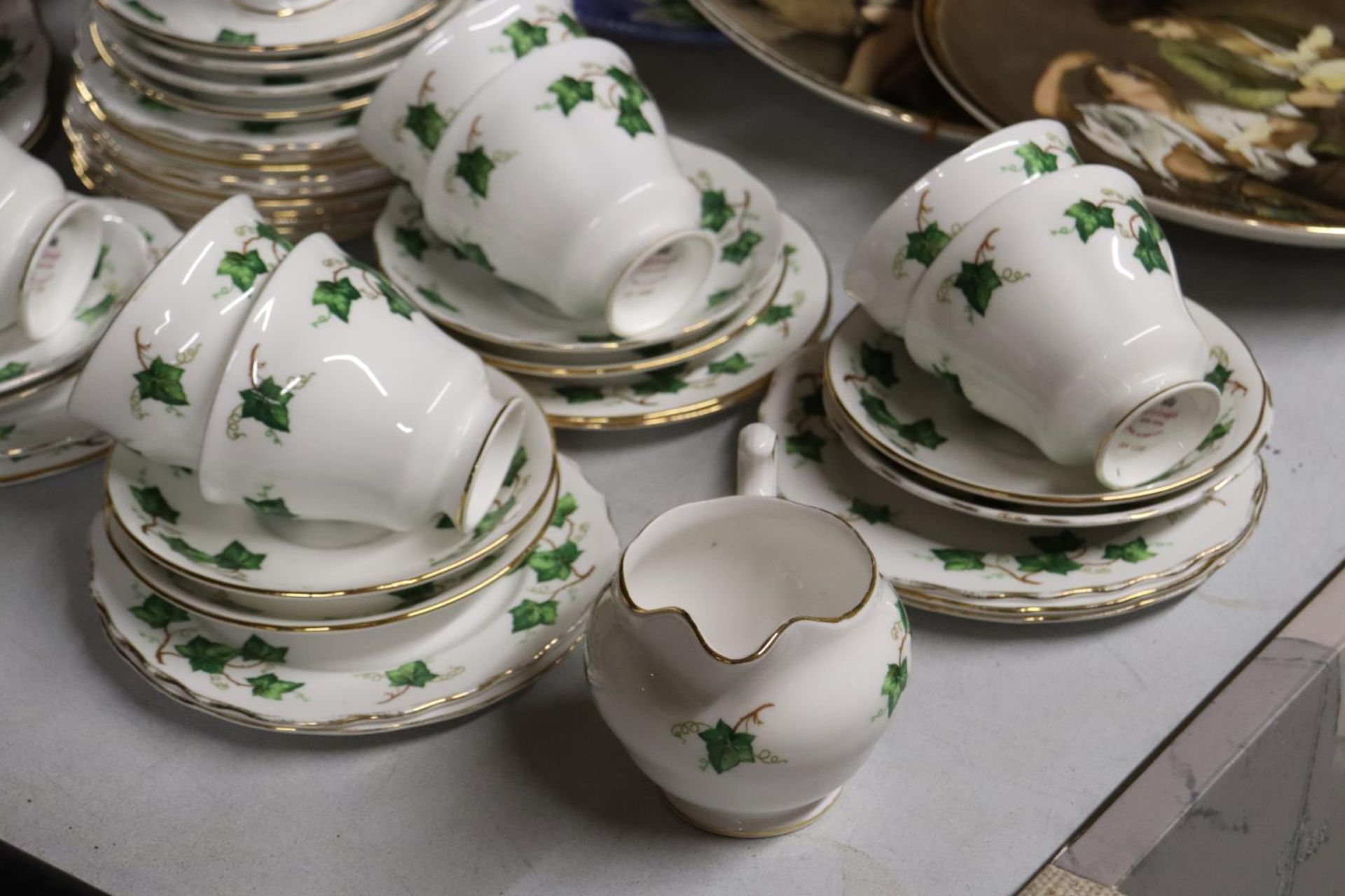 A COLCLOUGH 'IVY LEAF' PART TEASET TO INCLUDE CAKE PLATES, A CREAM JUG, CUPS, SAUCERS AND SIDE - Bild 3 aus 6