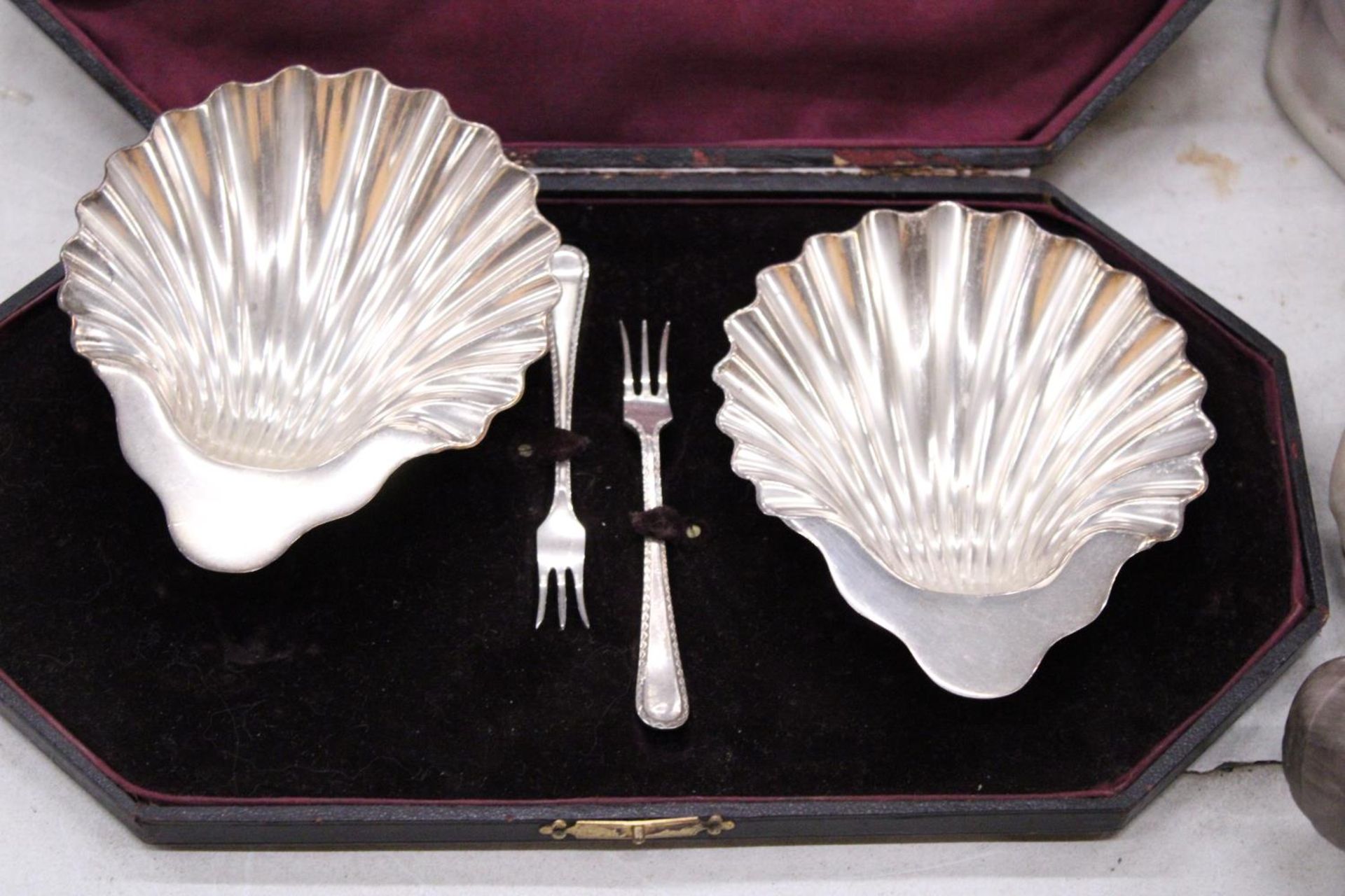 A BOXED SILVER PLATED "SHELLS AND FORK" OYSTER SET - Image 2 of 6