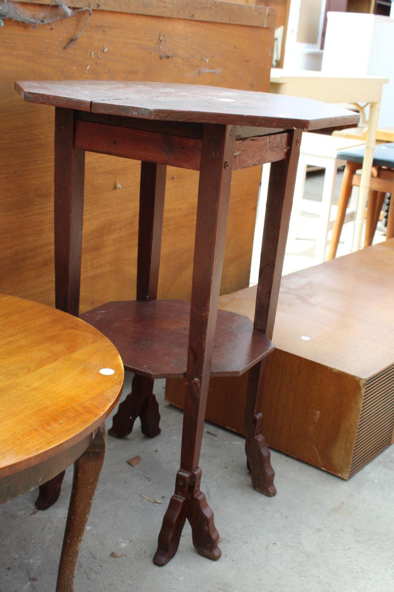 A MID 20TH CENTURY 24" DIAMETER COFFEE TABLE ON CABRIOLE LEGS AND OCTAGONAL OCCASIONAL TABLE - Bild 3 aus 3