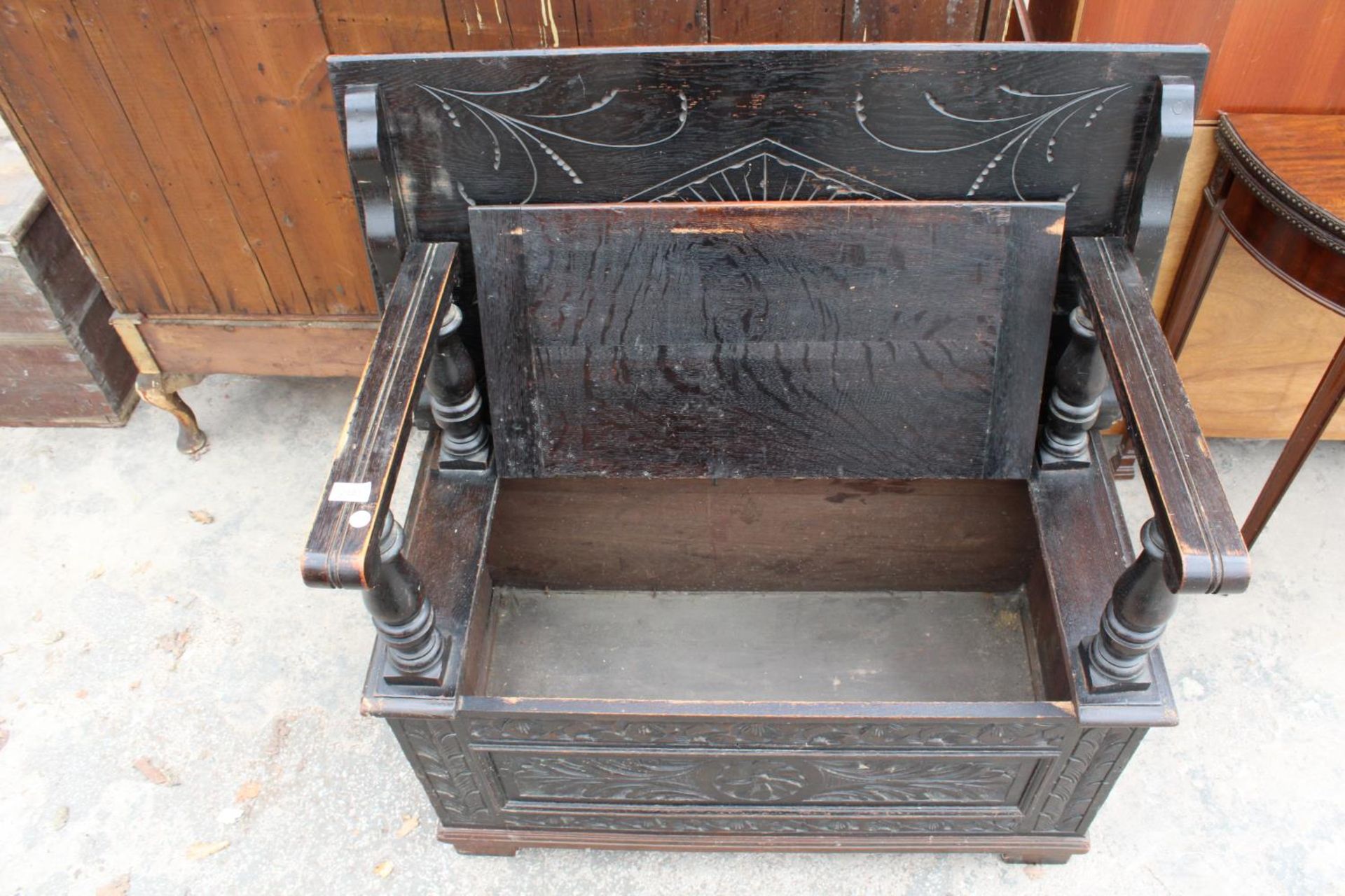 AN EARLY 20TH CENTURY OAK MONKS BENCH WITH CARVED PANELS - Image 7 of 7