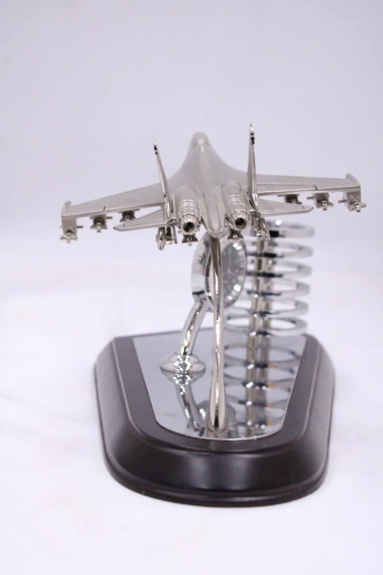 AN F15 DESKTOP MODEL AIRCRAFT PLANE, CLOCK AND PEN HOLDER - Image 5 of 6