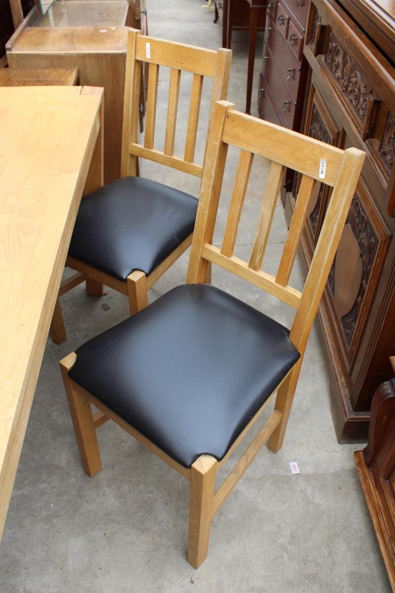 A MODERN OAK DINING TABLE WITH WOODBLOCK TOP 59" X 36" AND SIX DINING CHAIRS - Image 4 of 4