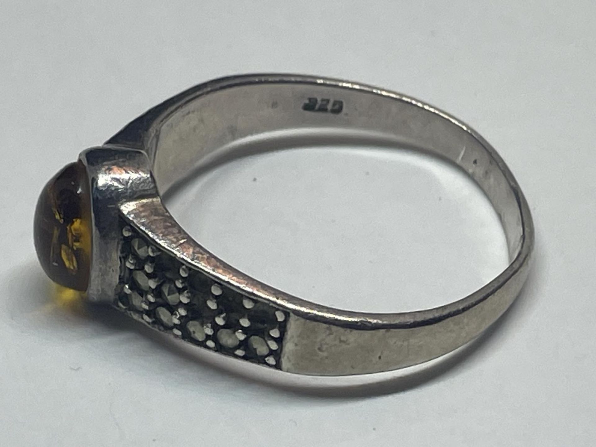 A SILVER AND AMBER RING - Image 2 of 3