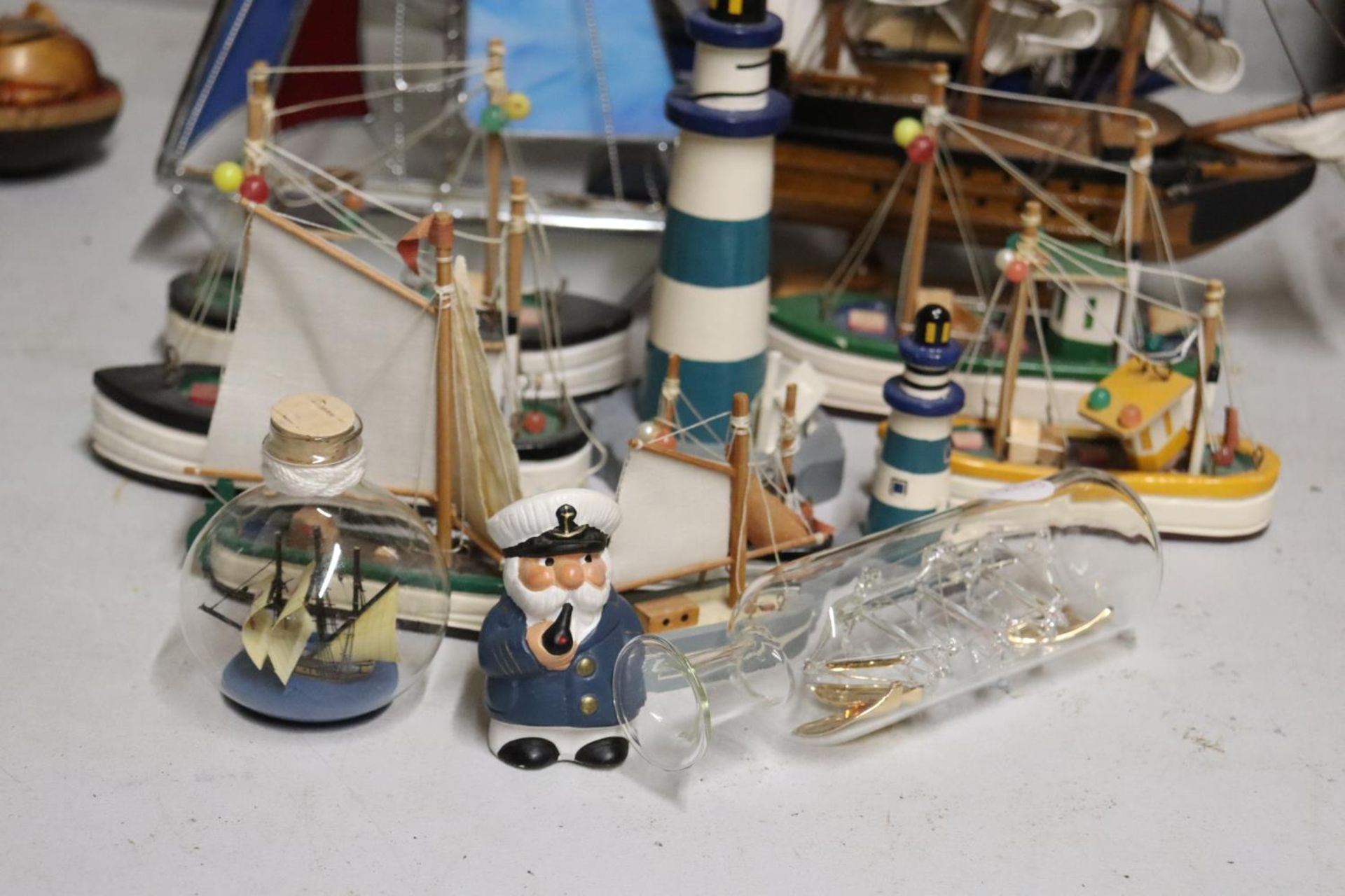 A QUANTITY OF NAUTICAL ITEMS TO INCLUDE SHIPS, BOATS, LIGHTHOUSES, FIGUTR, ETC - Image 2 of 6
